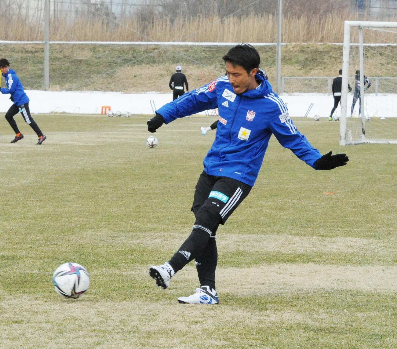 パスを出す新潟MF島田譲