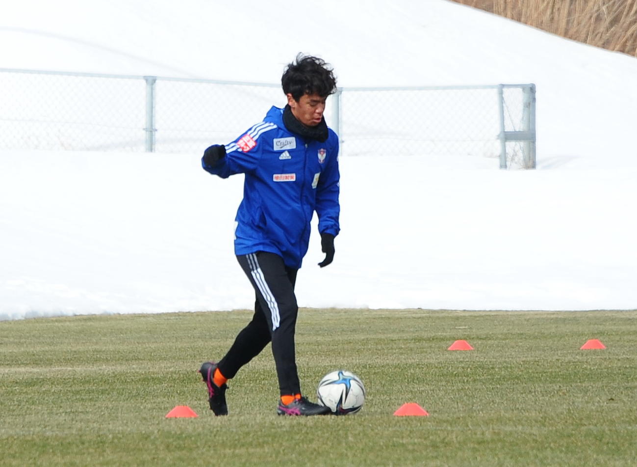 練習中の新潟MF伊藤涼太郎（2022年2月25日撮影）