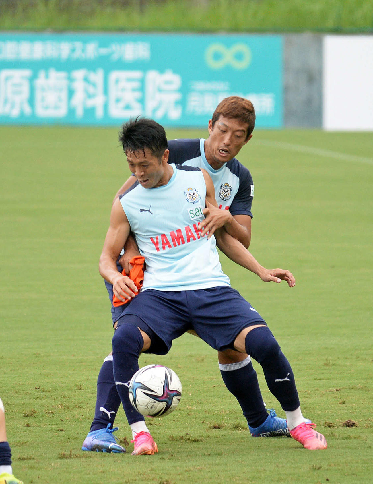 ボールを奪い合う磐田DF大井（奥）とDF高野（2021年9月1日撮影）