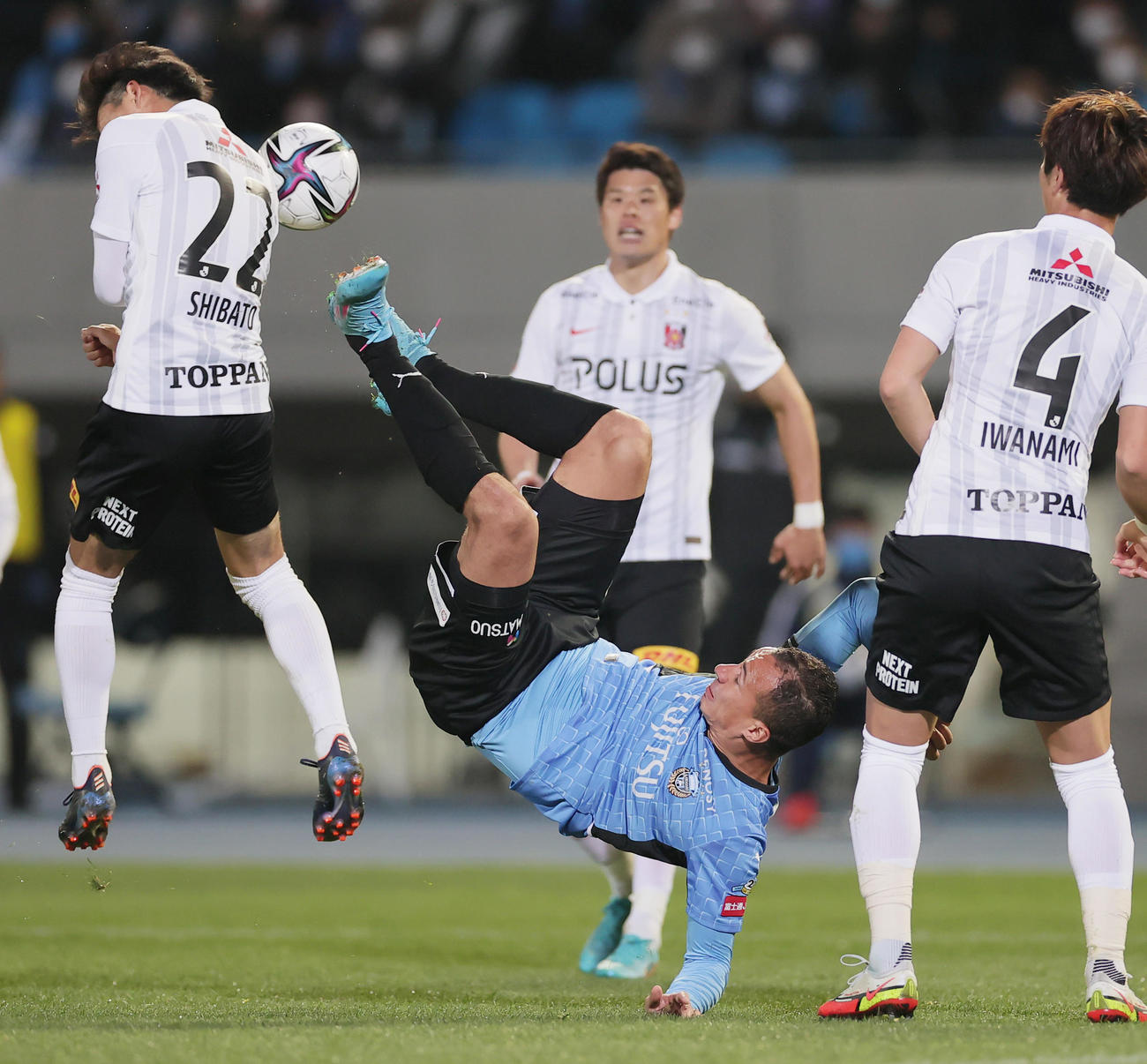 川崎対浦和　後半、オーバーヘッドシュートでゴールを狙う川崎レアンドロ・ダミアン（撮影・野上伸悟）