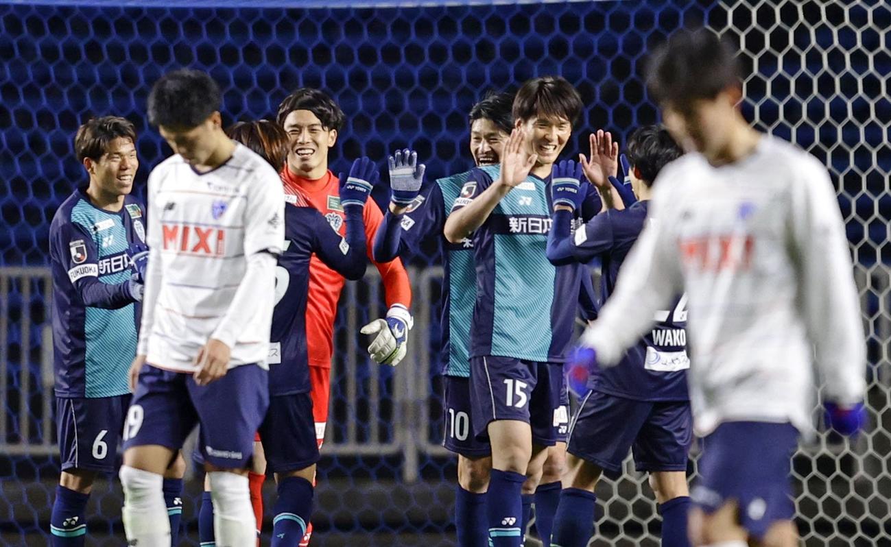 FC東京に勝利し喜ぶ福岡イレブン（共同）
