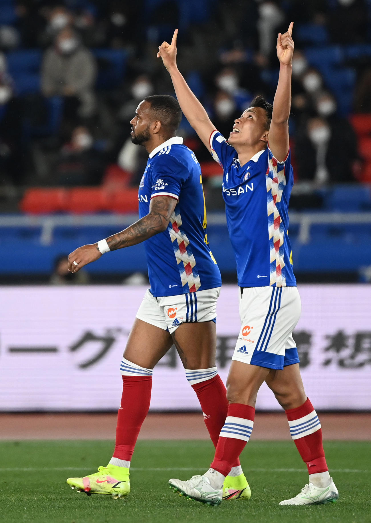 横浜対神戸　前半、ゴールを決め空を指さす横浜西村拓真（右）。左はアンデルソン・ロペス（撮影・横山健太）