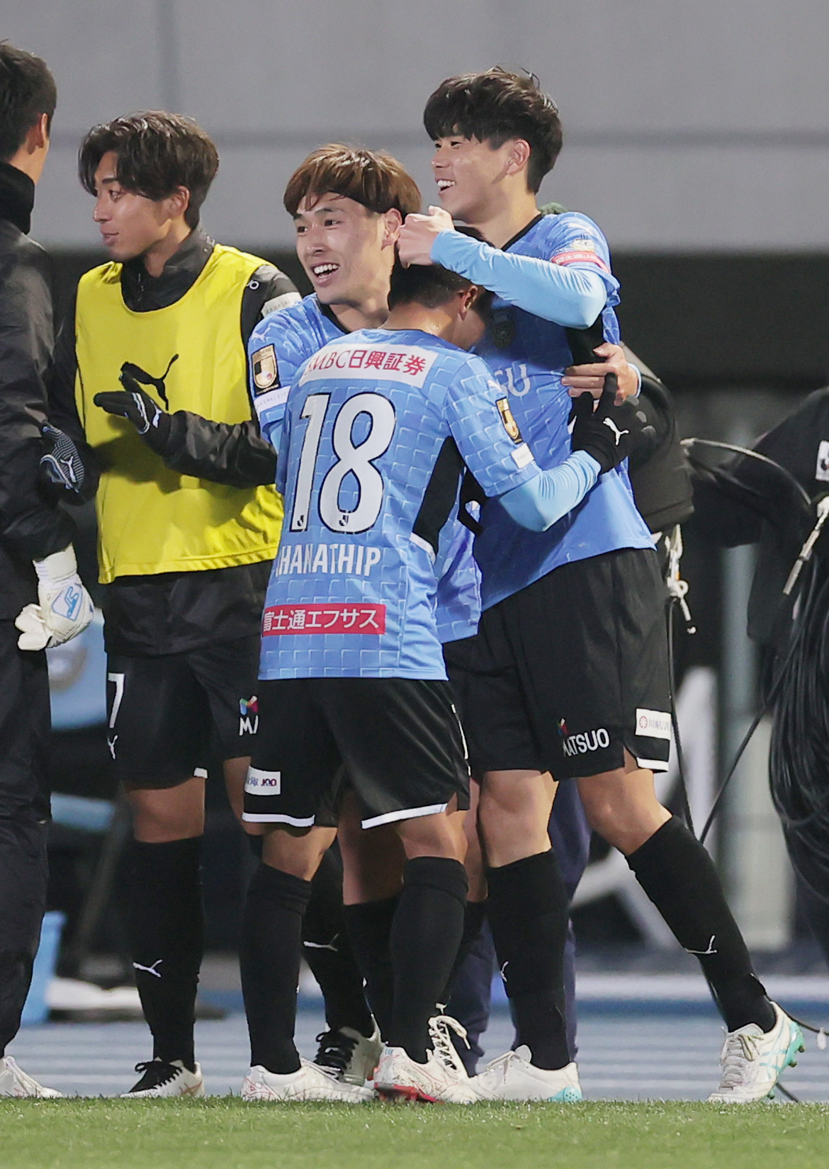 川崎対浦和　後半、ゴールを決めチャナティップ（左）と喜ぶ山根（撮影・野上伸悟）