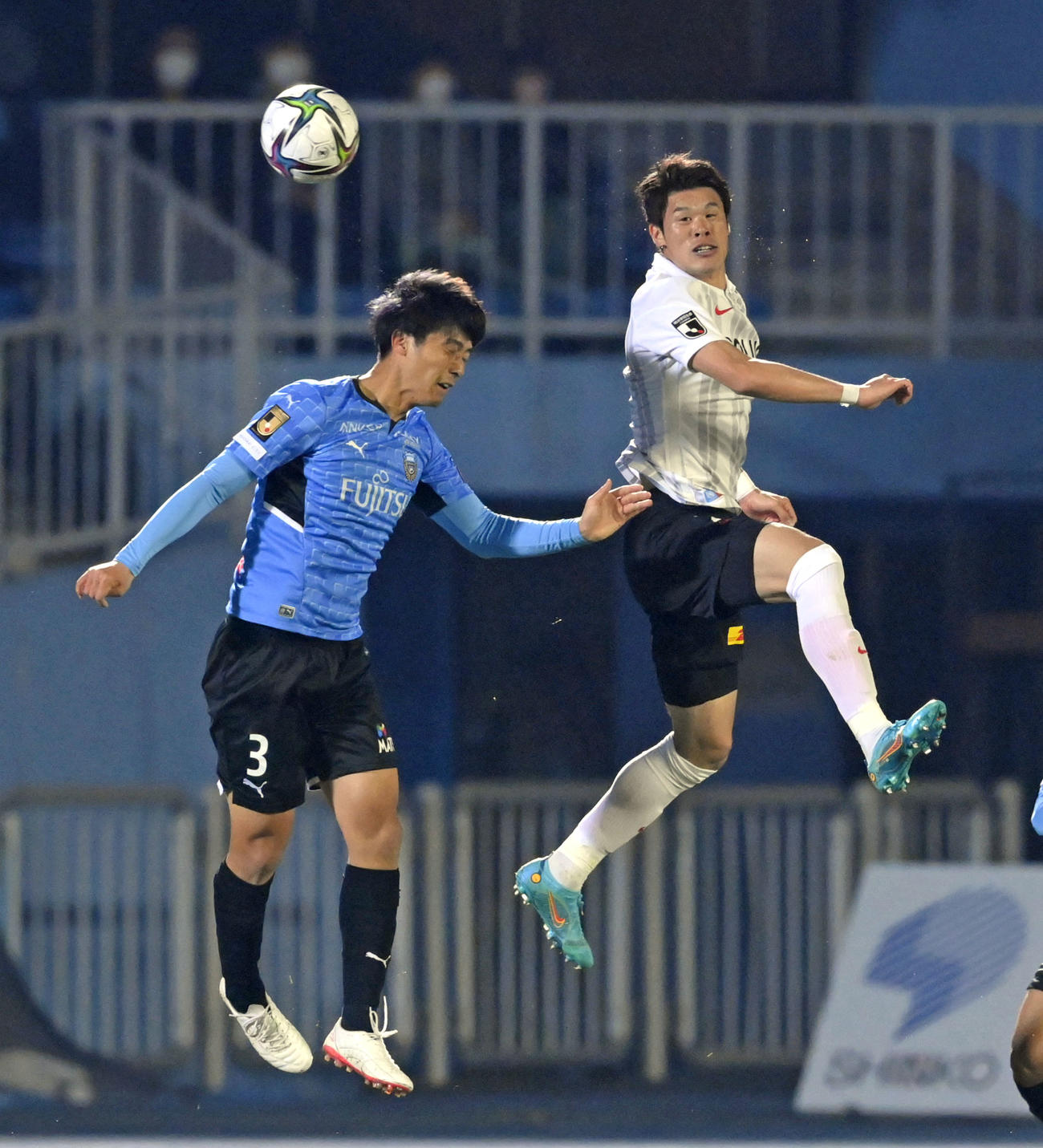 前半、ヘディングで競り合う川崎・塚川（左）と浦和・酒井