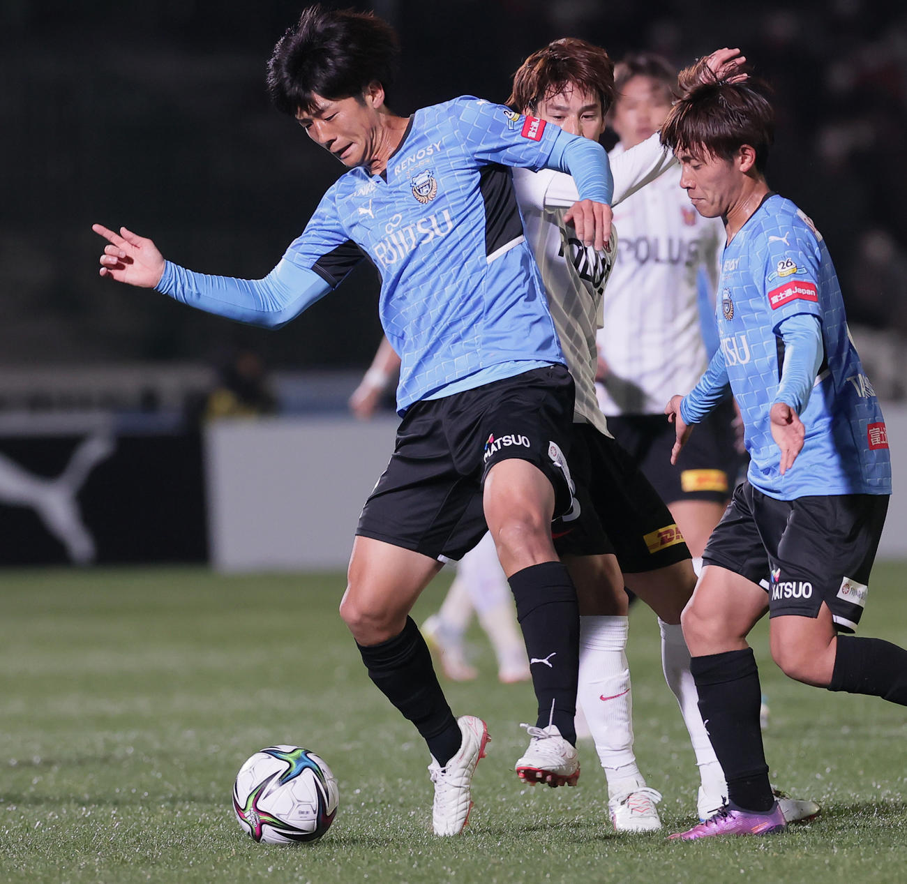 川崎F対浦和　前半、浦和江坂（中央）からボールを奪う川崎F塚川。右は橘田（撮影・野上伸悟）