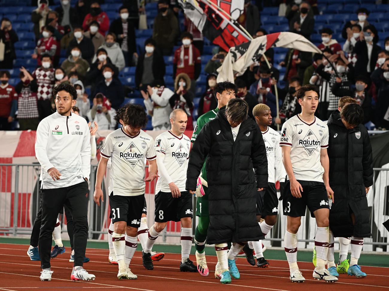 横浜対神戸　横浜に敗れ肩を落とす神戸イレブン（撮影・横山健太）