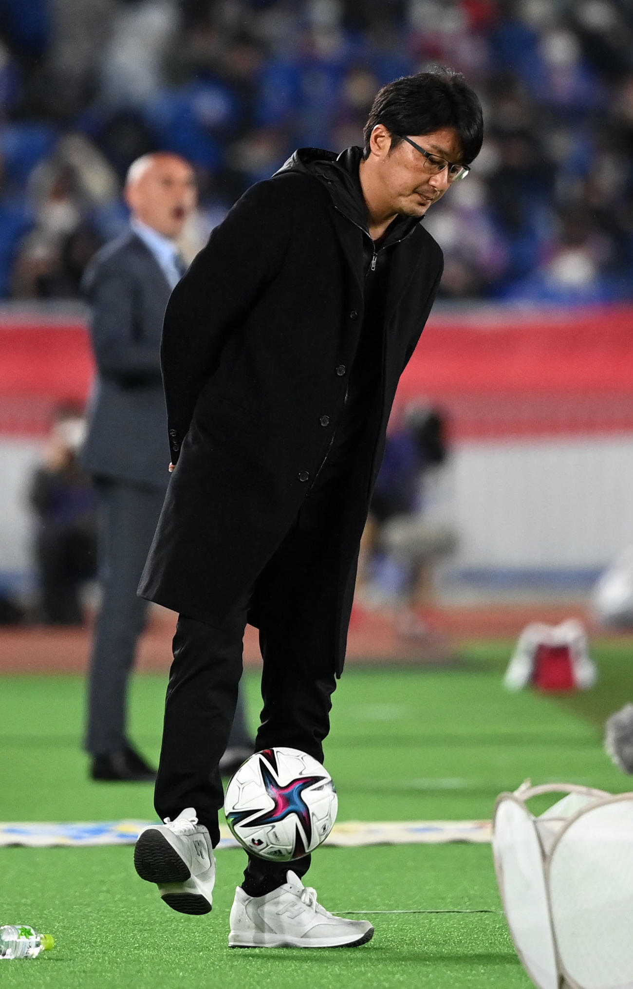 横浜対神戸　前半、ボールをトラップする神戸三浦監督（撮影・横山健太）