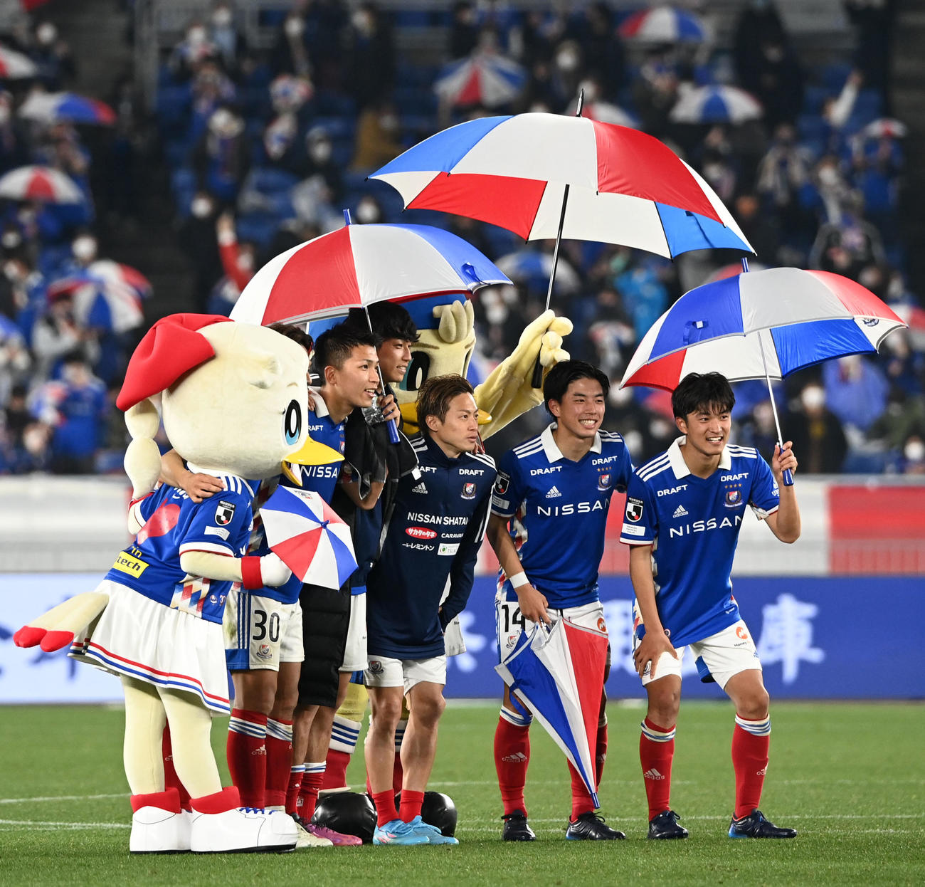 横浜対神戸　試合後、笑顔を見せる西村（左）ら横浜イレブン（撮影・横山健太）