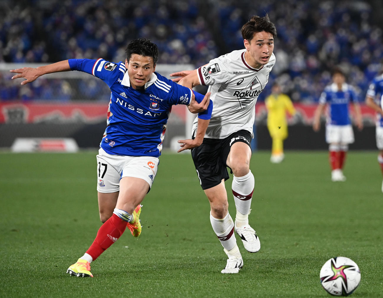 横浜対神戸　前半、競り合う横浜宮市（左）と神戸小林（撮影・横山健太）