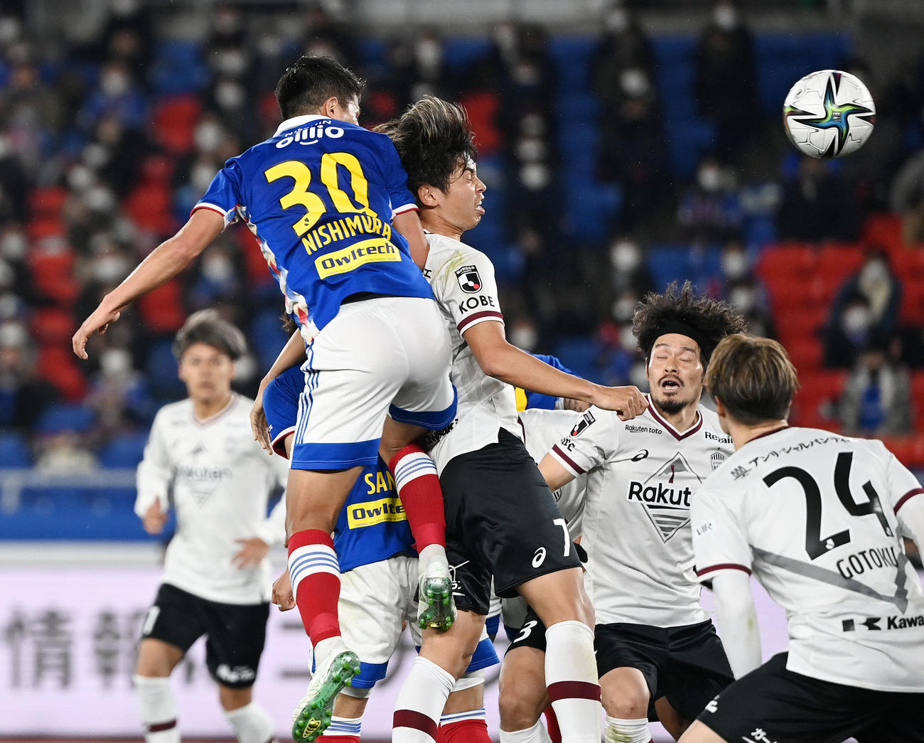 横浜対神戸　前半、ゴールを決める横浜西村（左）（撮影・横山健太）