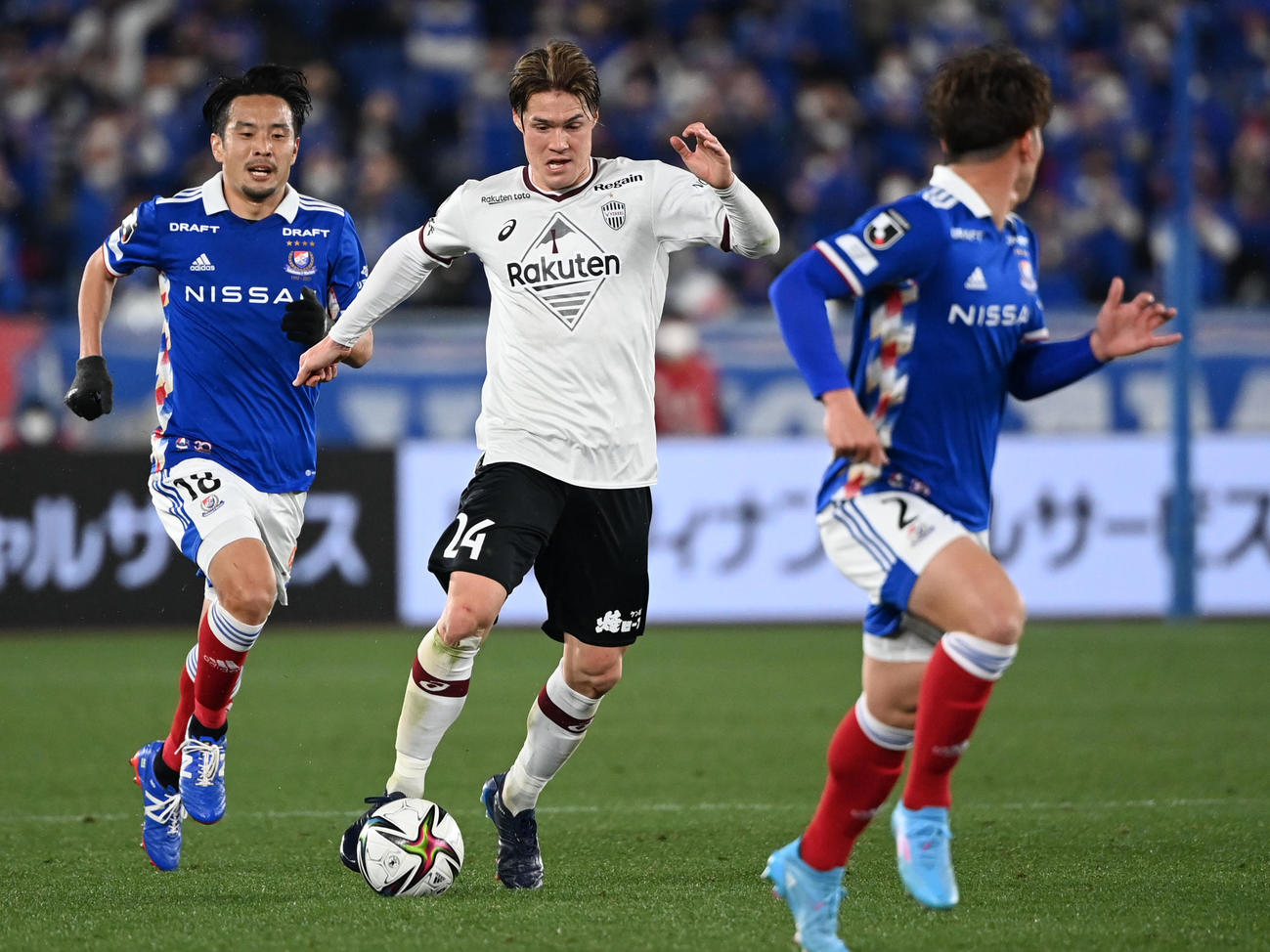横浜対神戸　後半、ドリブルする神戸酒井（中央）（撮影・横山健太）