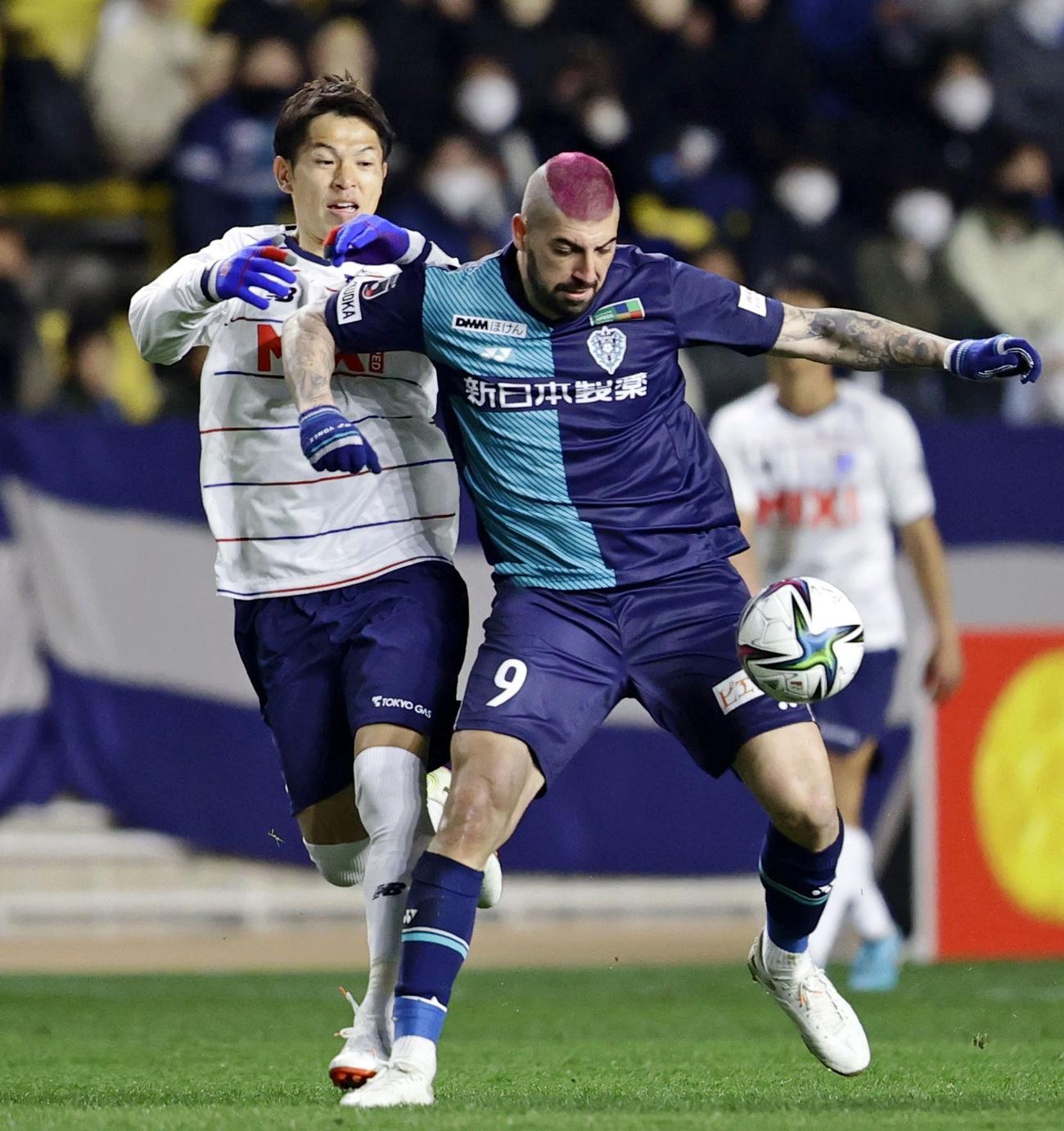 後半、福岡フアンマ（右）と競り合う東京森重（共同）