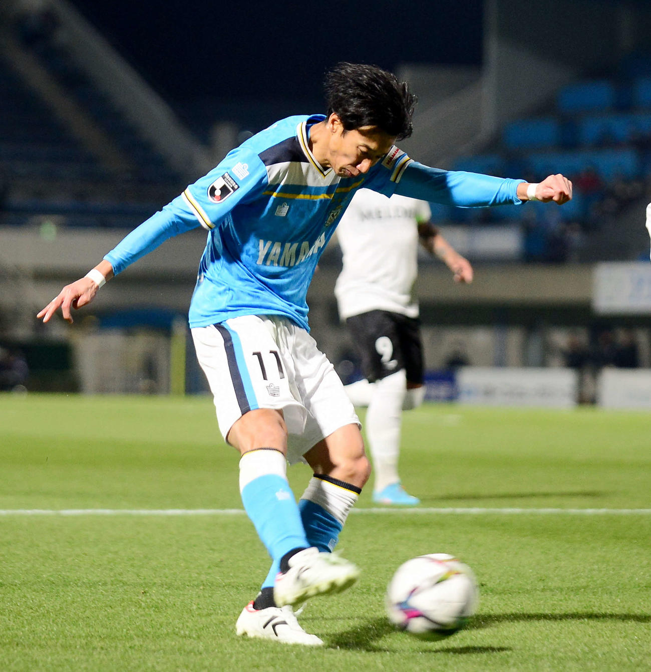 前半37分、ゴールに迫る磐田FW大津