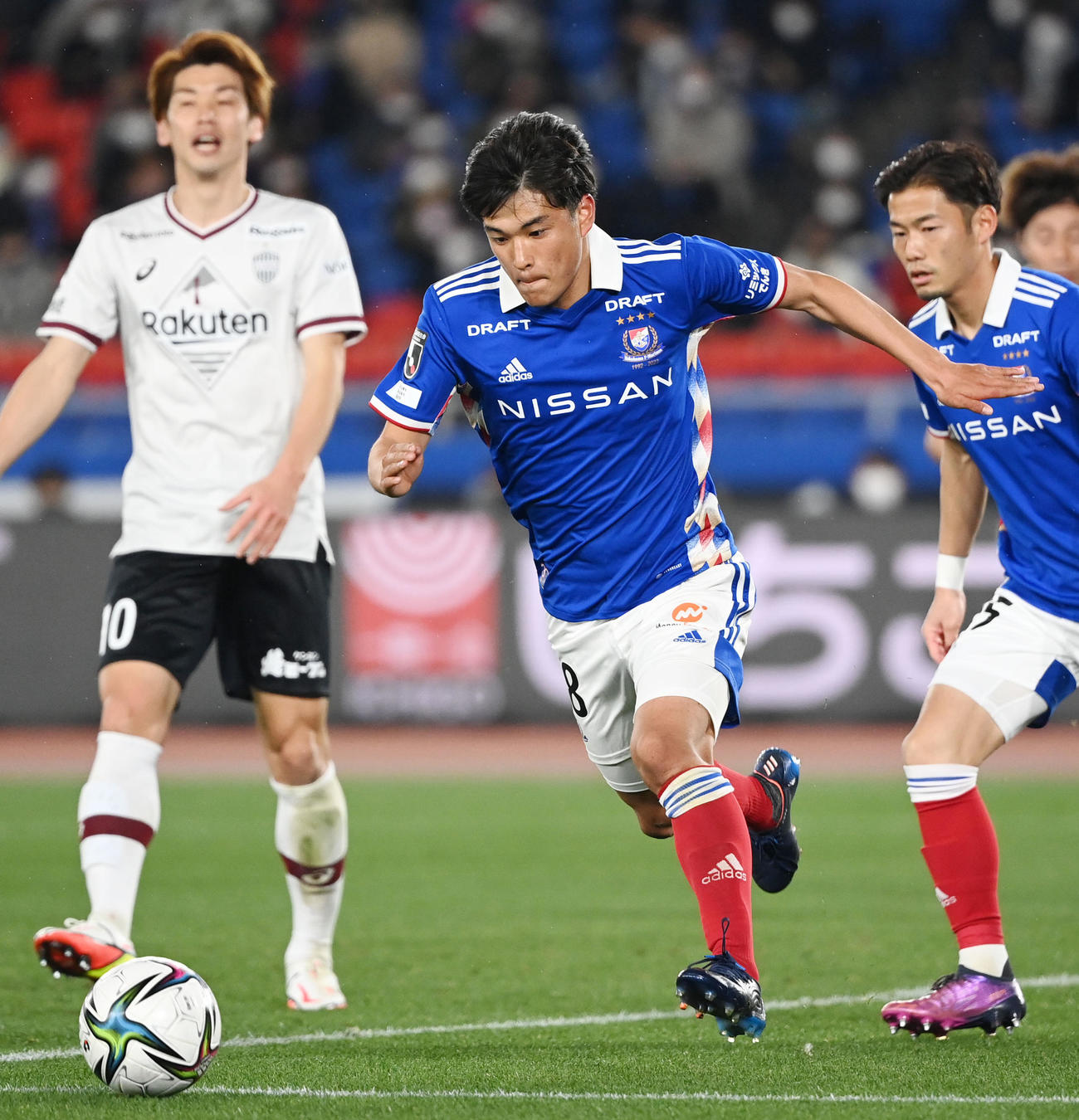 横浜対神戸　ドリブルする横浜山根陸（中央＝2022年3月2日撮影）