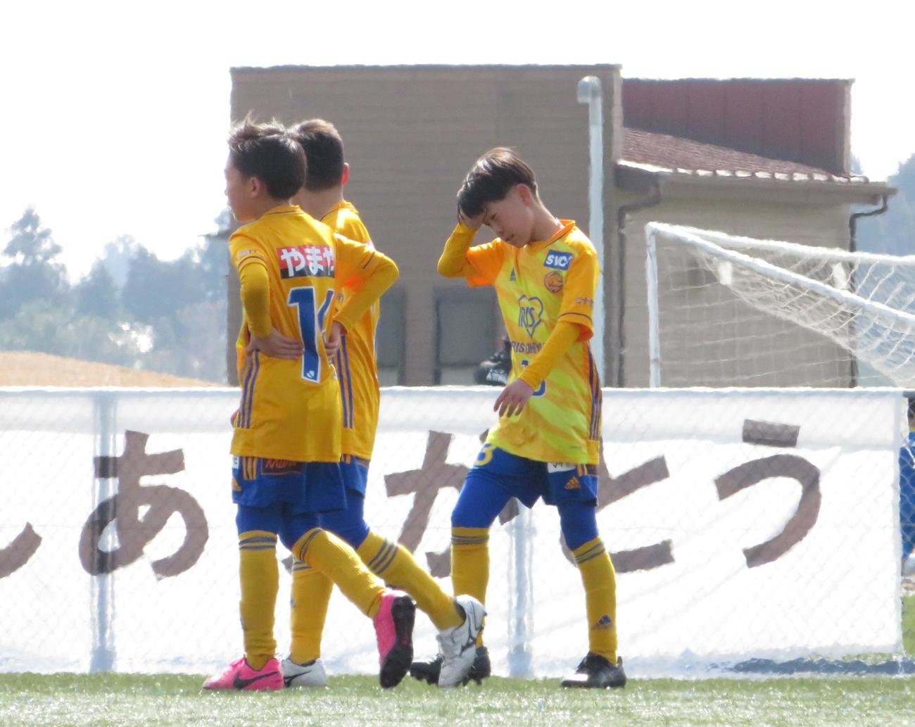予選リーグで会津サントスFCに完敗し、頭を抱えるベガルタ仙台ジュニアの選手たち（撮影・峯岸佑樹）