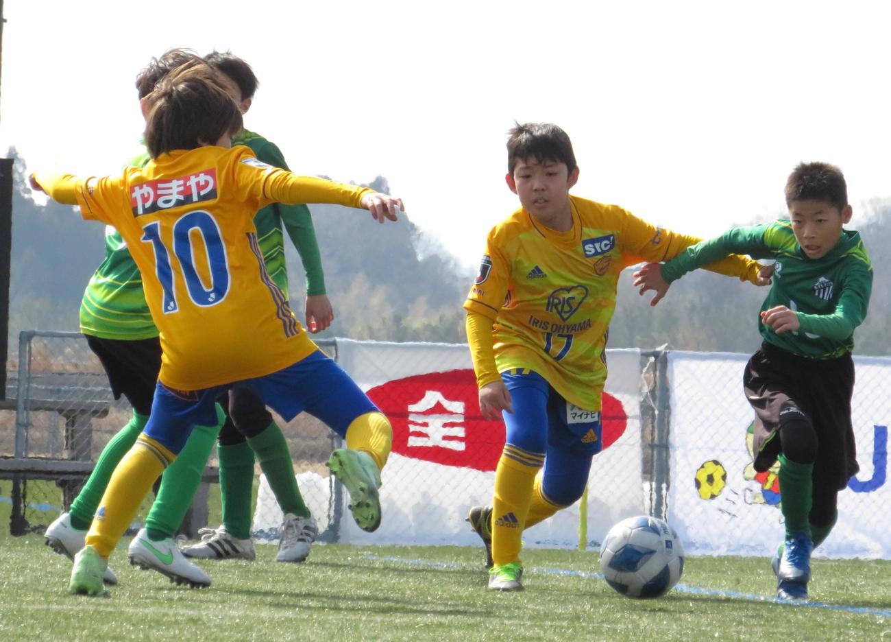 ボールを追う会津サントスFCとベガルタ仙台ジュニアの選手たち（撮影・峯岸佑樹）