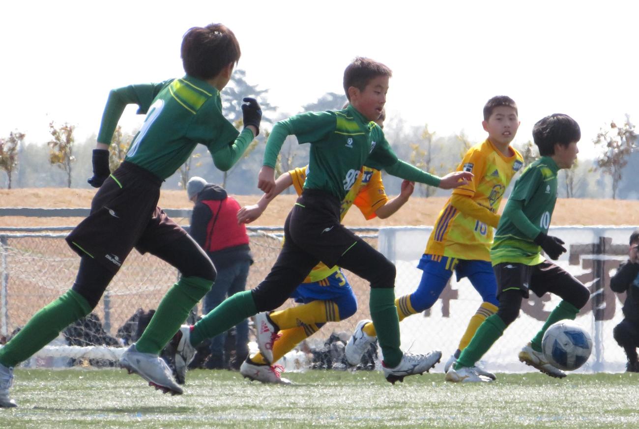 パスをつなぐ会津サントスFCの選手たち（撮影・峯岸佑樹）