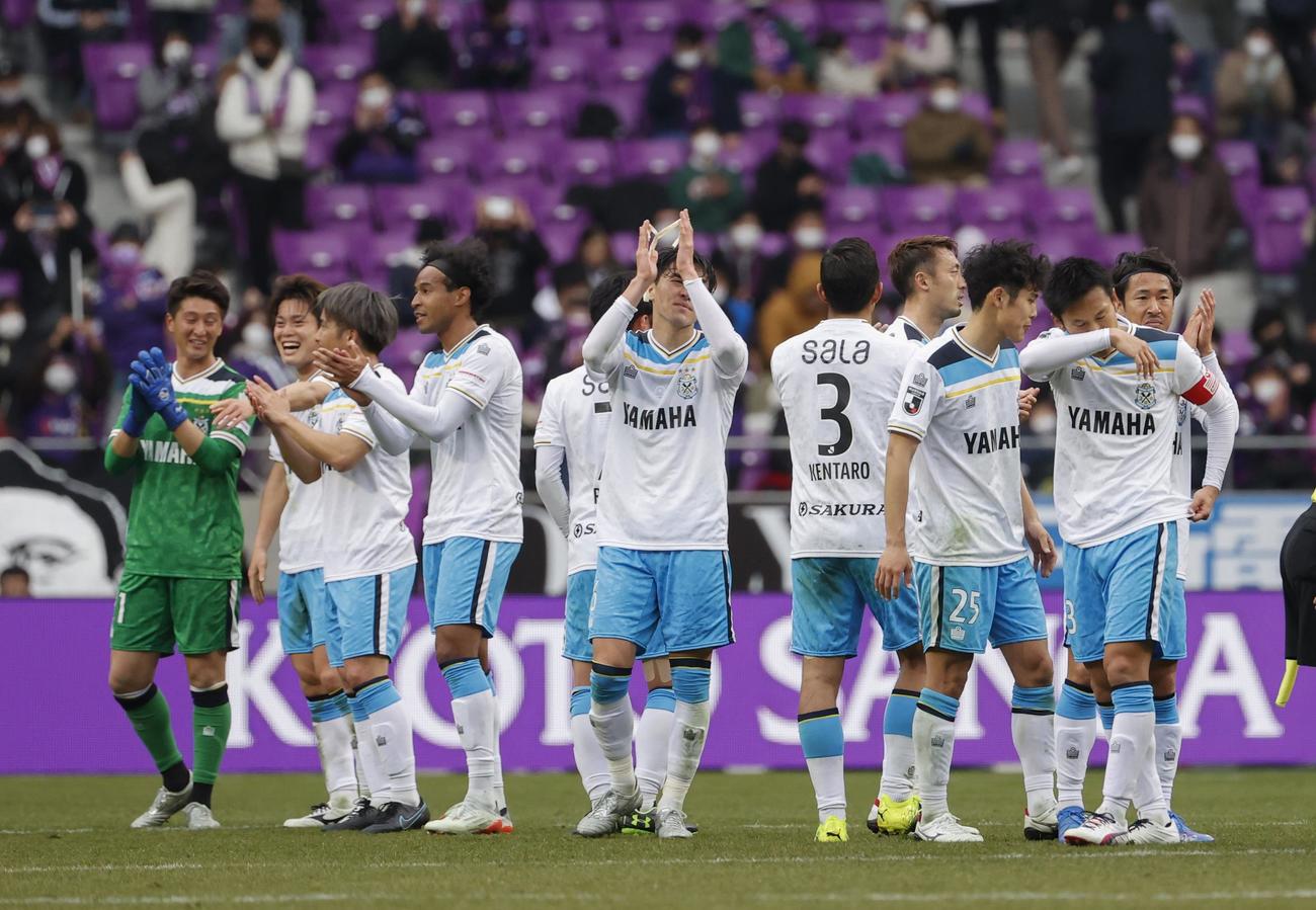 京都に勝利し喜ぶ磐田イレブン（共同）
