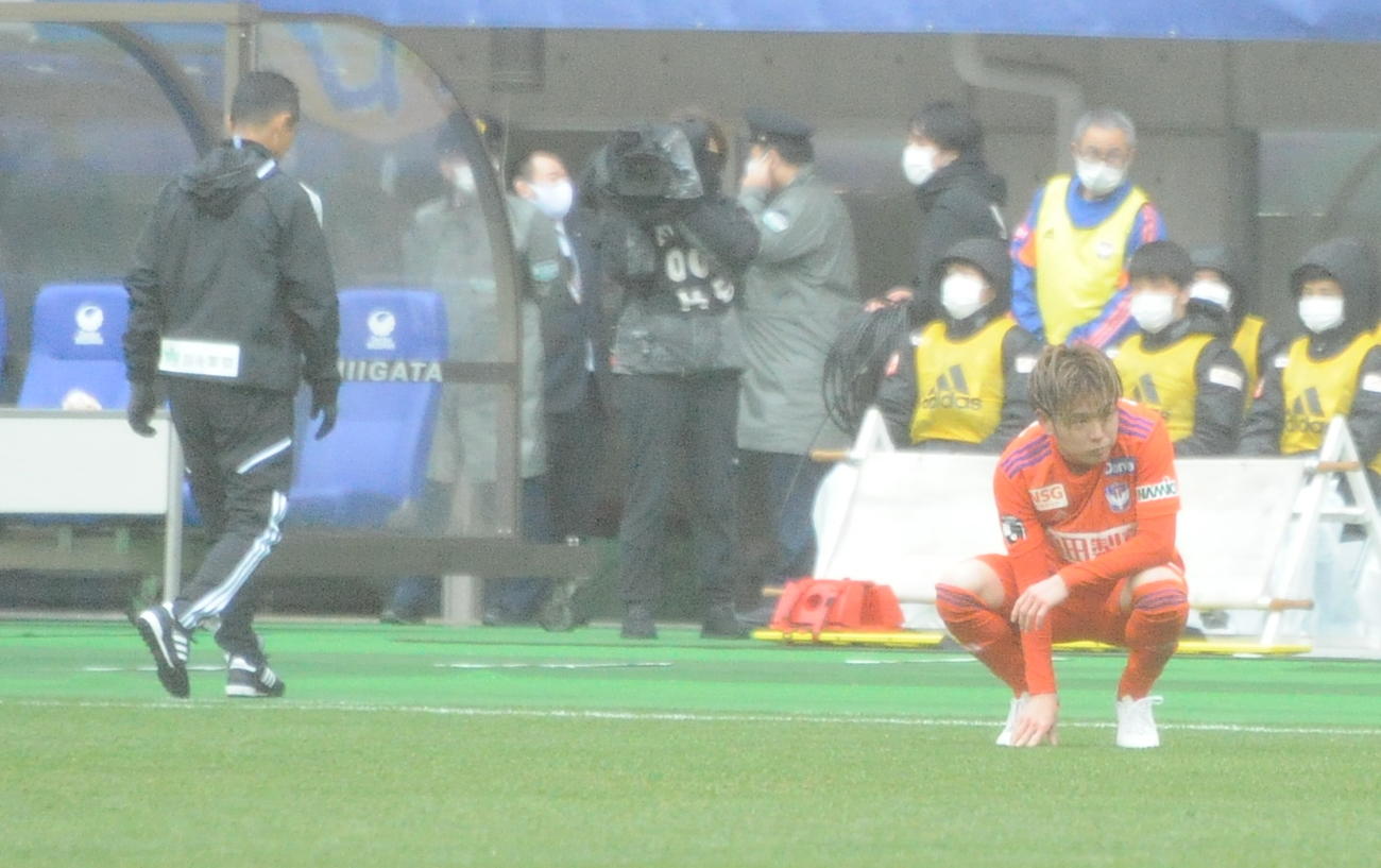 3戦連続ドローに終わり、ピッチに背を向ける松橋監督（左）としゃがみ込む本間