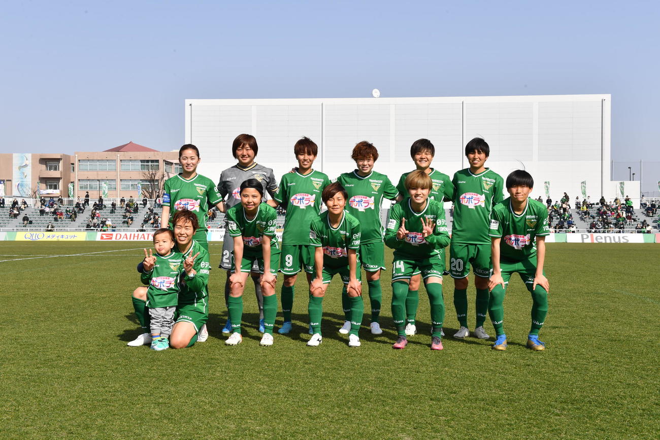 WEリーグ長野パルセイロ戦で勝利した日テレ・東京ベレーザの選手たち。DF岩清水梓（前列左端）は、、2歳の息子とともに入場した。（C）TOKYO VERDY