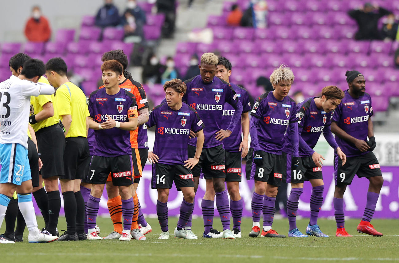 京都対磐田　磐田に敗れ、がっくりする京都イレブン（撮影・上山淳一）