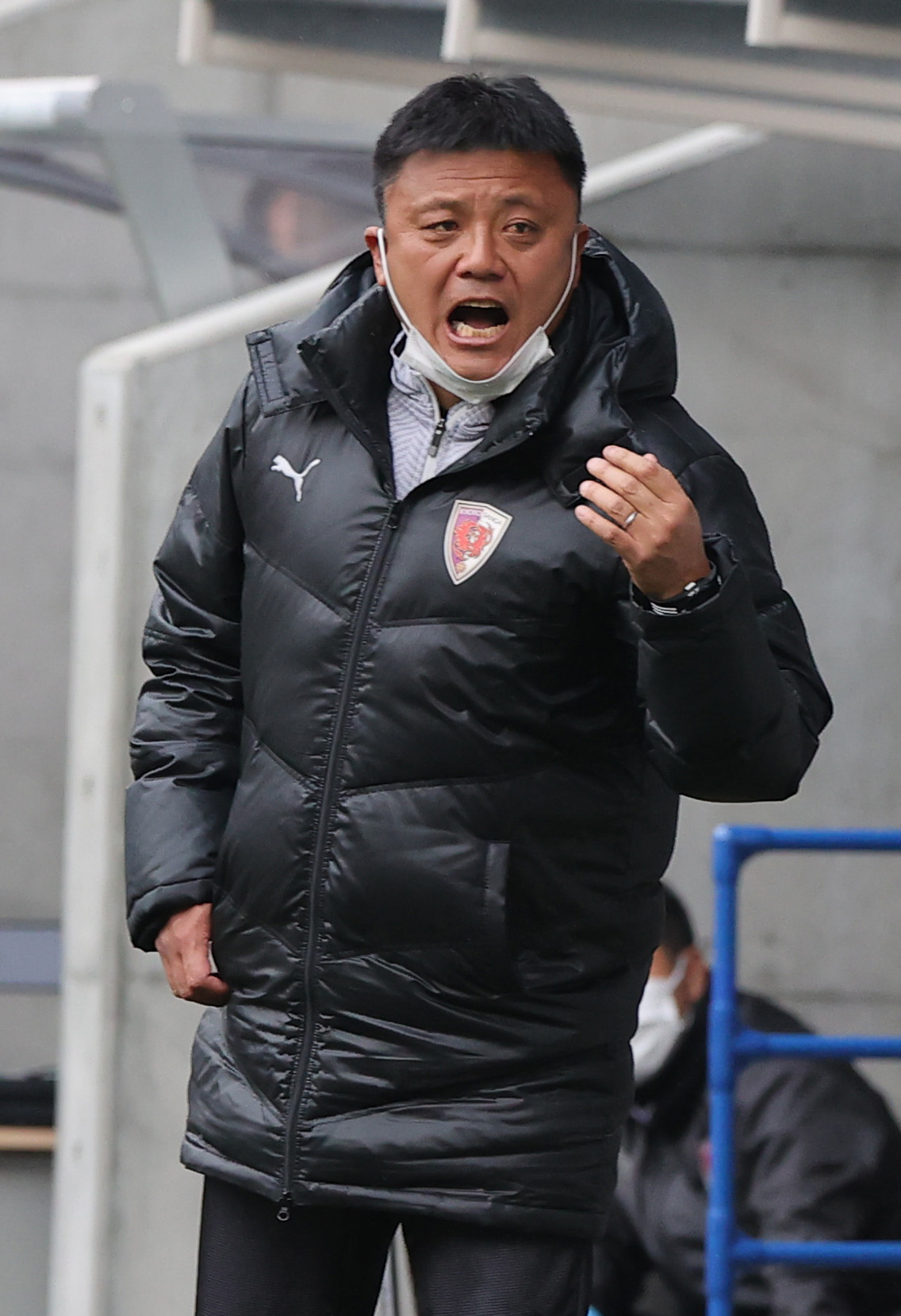 京都対磐田　後半、選手らに声を出す京都曹監督（撮影・上山淳一）