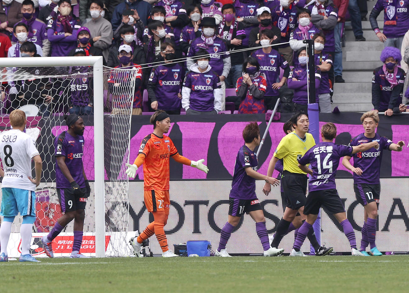 京都対磐田　前半、京都GK上福元（左から3人目）は磐田杉本を倒し退場となる（撮影・上山淳一）