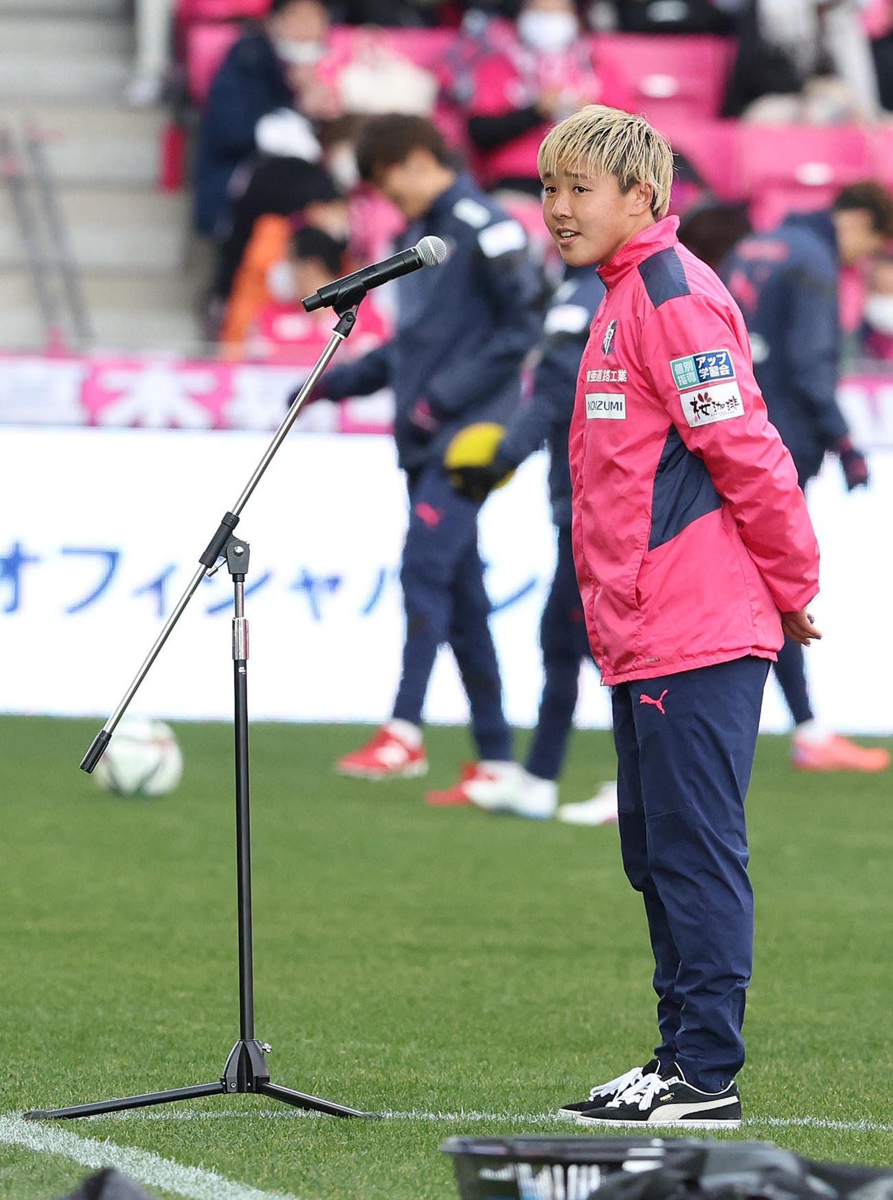 C大阪対FC東京　ハーフタイムにサポーターにあいさつするC大阪堺レディース筒井（撮影・白石智彦）