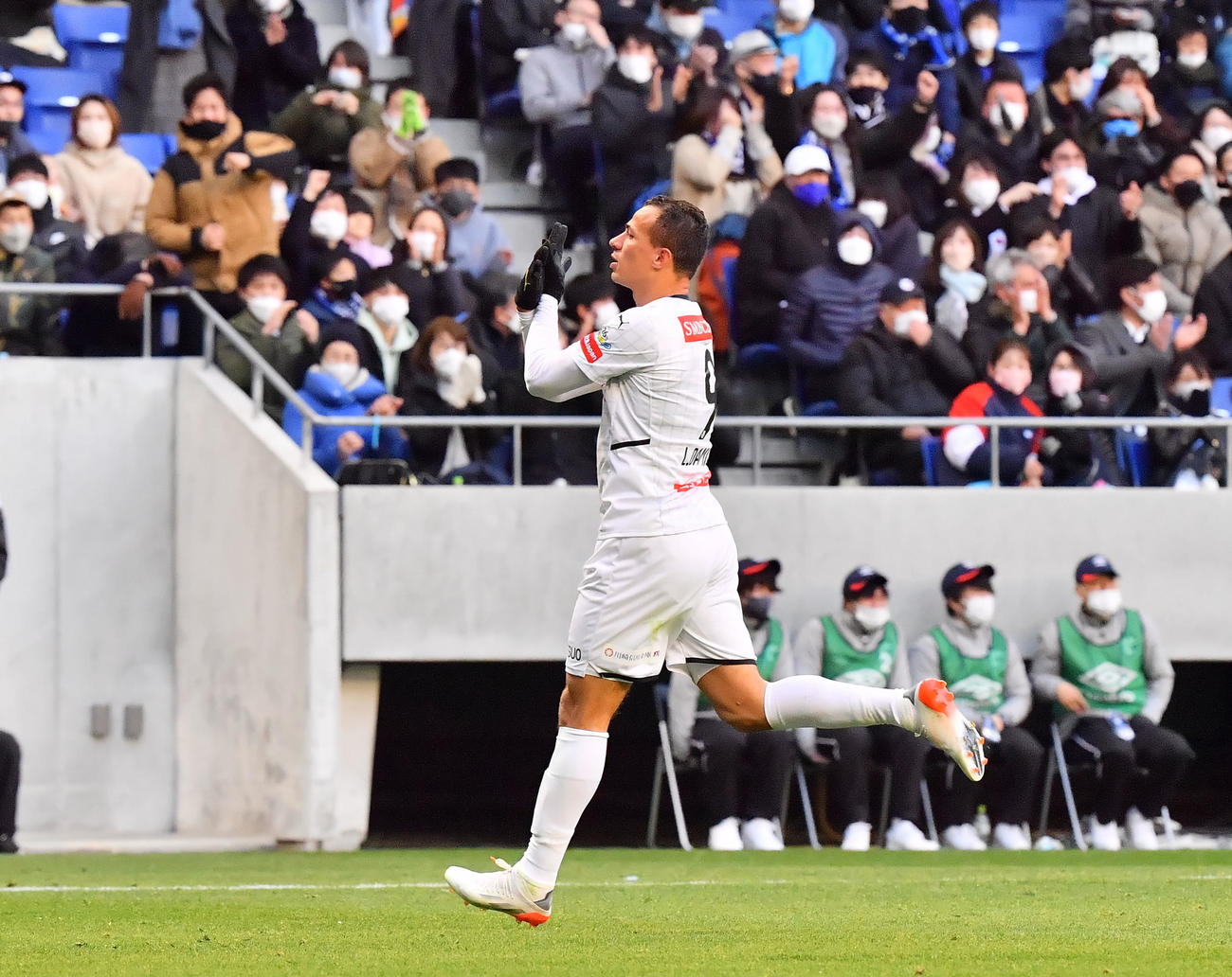 G大阪対川崎F　後半ロスタイム、同点ゴールを決める川崎Fのレアンドロ・ダミアン（右）（撮影・和賀正仁）