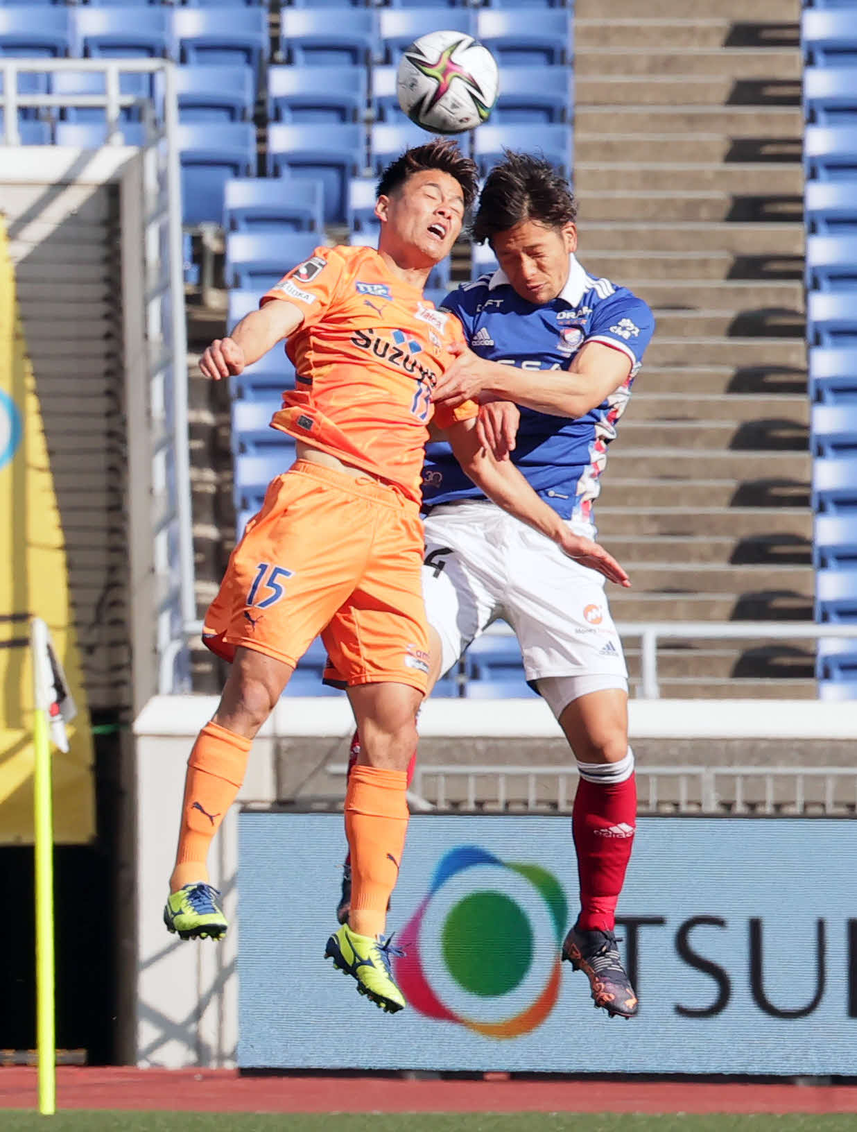 横浜対清水　後半、競り合う清水岸本（左）と横浜岩田（撮影・野上伸悟）