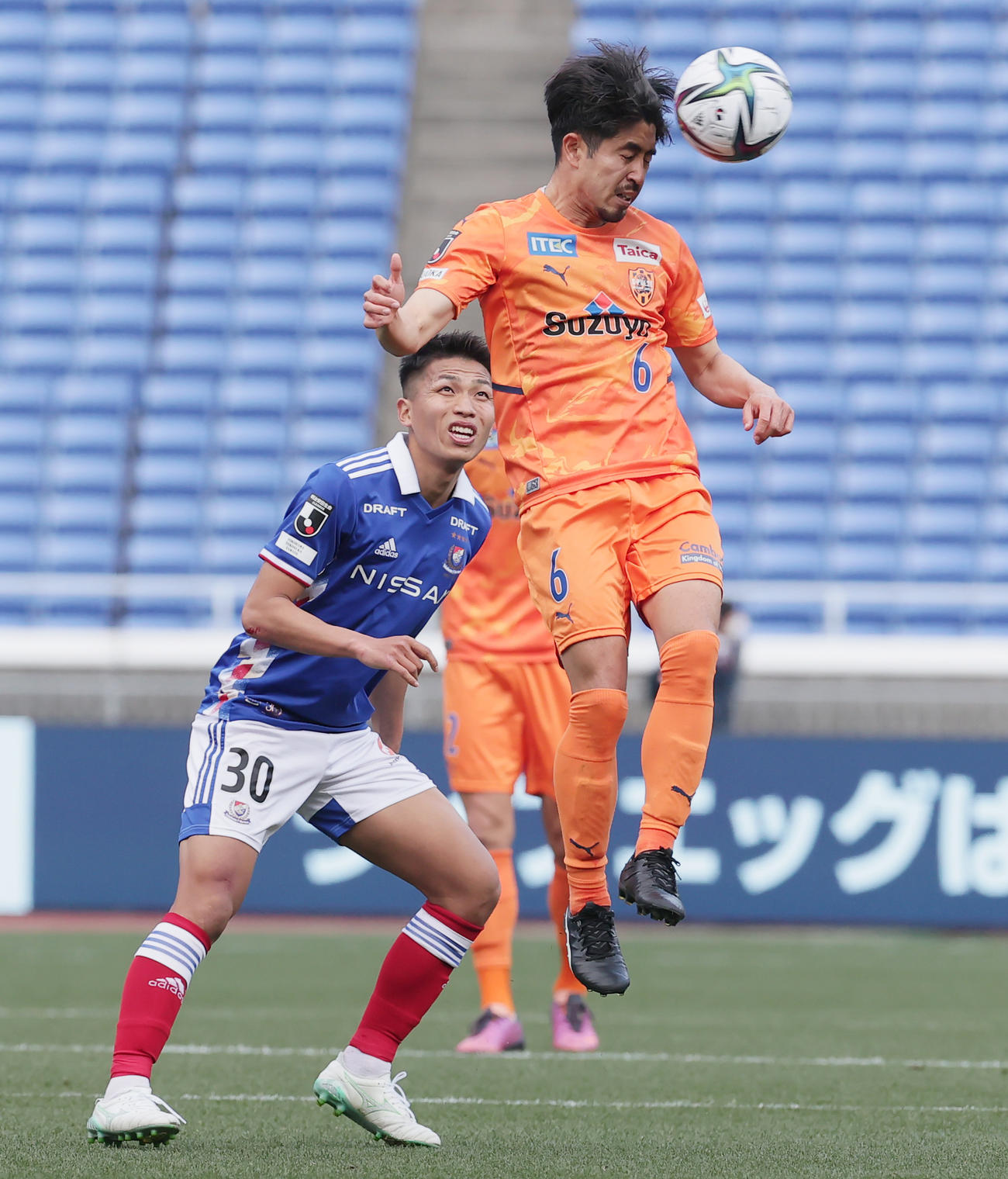 横浜対清水　前半、ヘディングする清水竹内（撮影・野上伸悟）