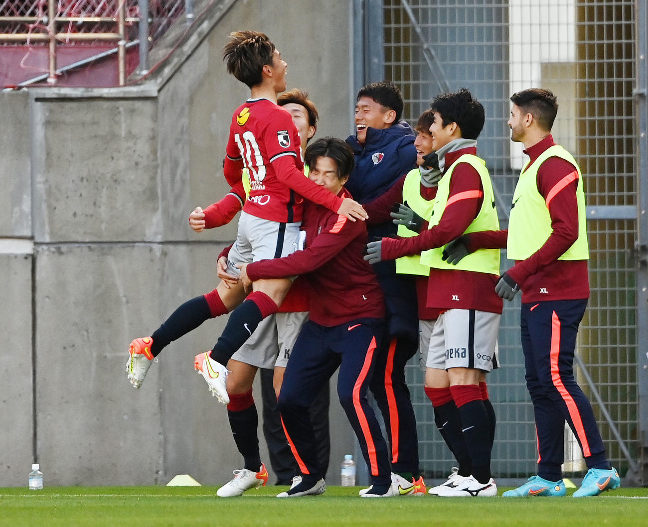 鹿島対柏　後半、ゴールを決め、控えメンバーの元へ駆け寄りジャンプする鹿島荒木（左）（撮影・横山健太）