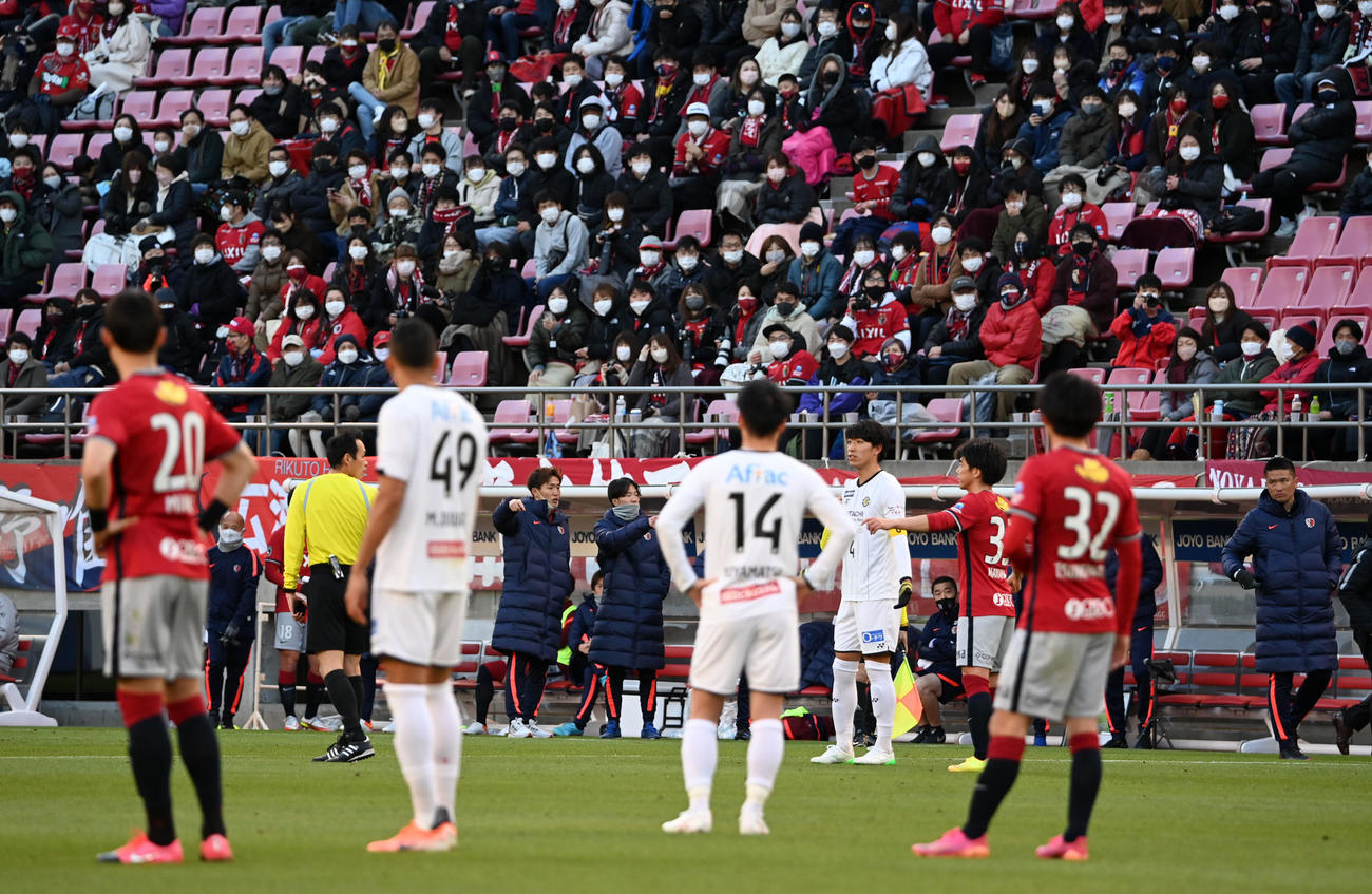 鹿島対柏　後半、伝達ミスでピッチに鹿島選手が12人になってしまう。右は岩政監督（撮影・横山健太）