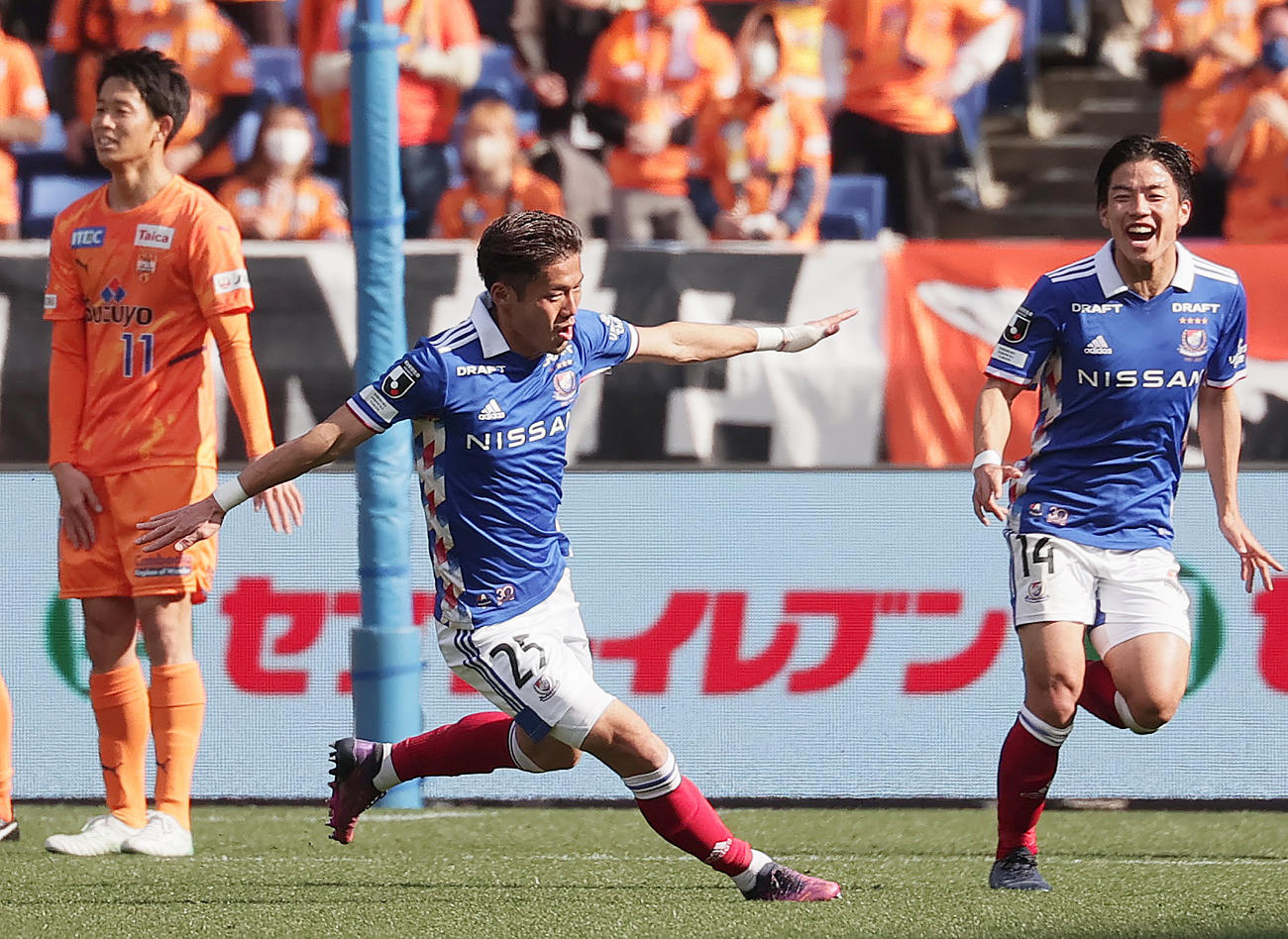 横浜対清水　前半、先制ゴールを決め喜ぶ横浜小池龍。右は吉尾（撮影・野上伸悟）