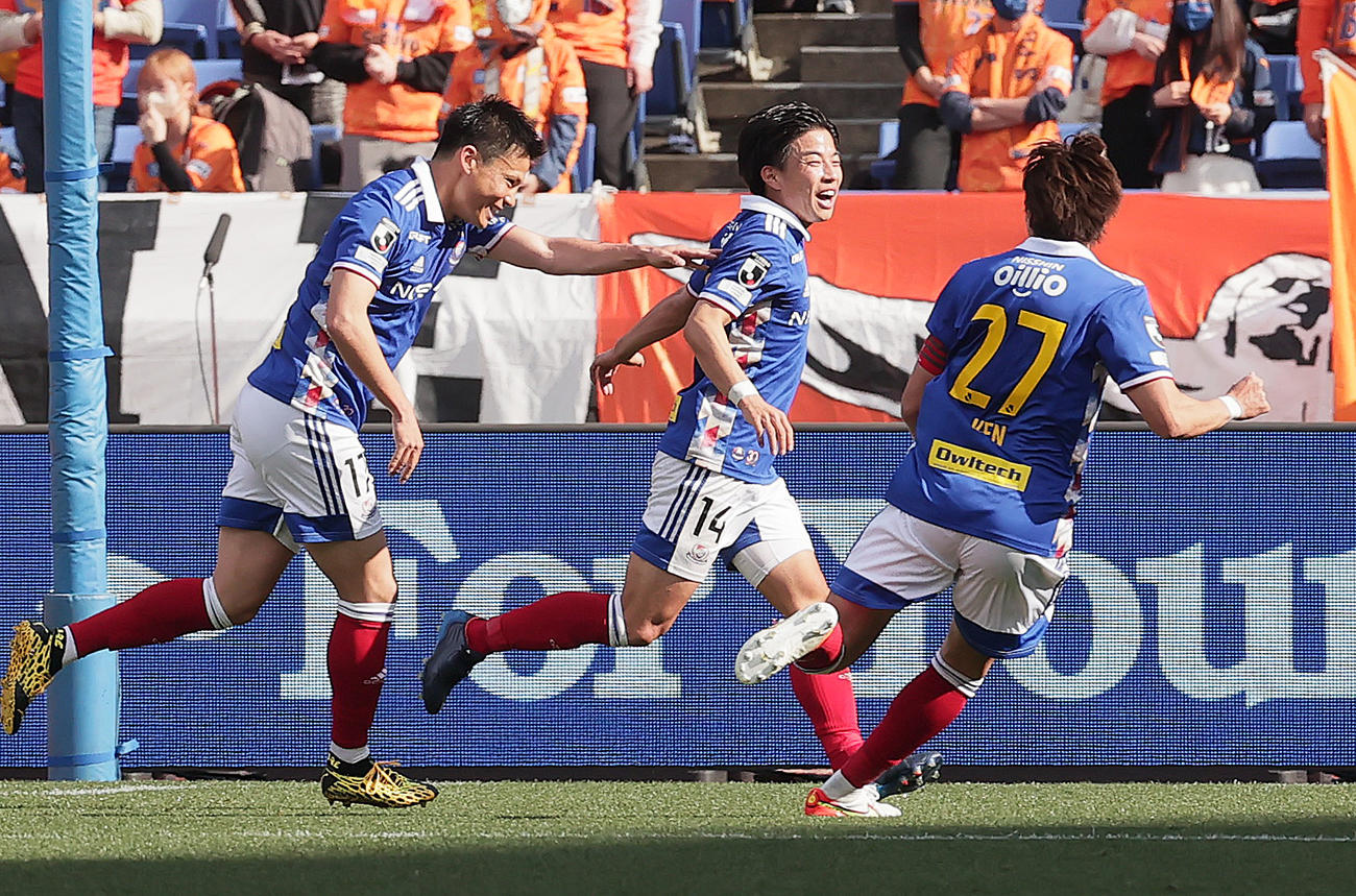 横浜対清水　前半、ゴールを決め喜ぶ横浜吉尾海夏（中央）（撮影・野上伸悟）