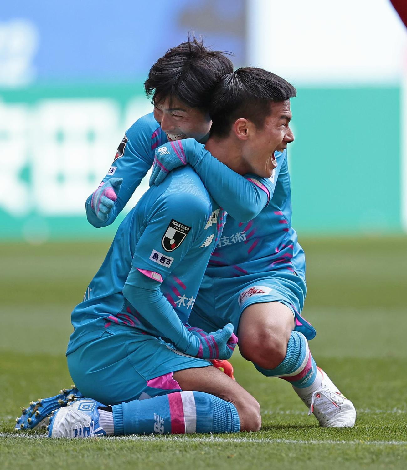 名古屋―鳥栖　前半、ゴールを決め、喜ぶ鳥栖・福田晃斗（手前）（共同）