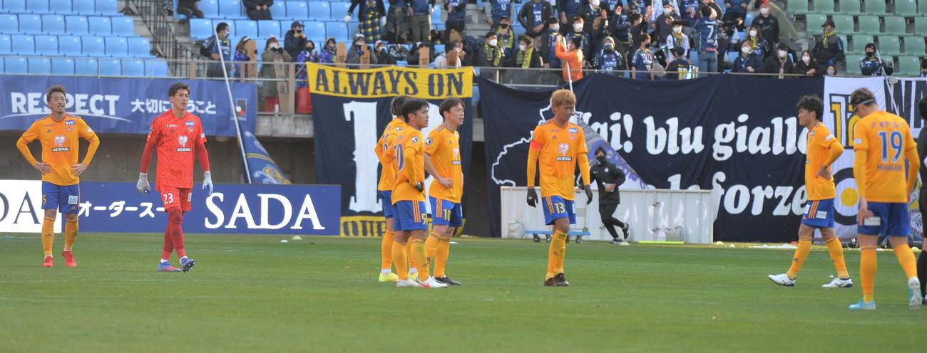 引き分けに終わり、悔しげな表情の仙台イレブン