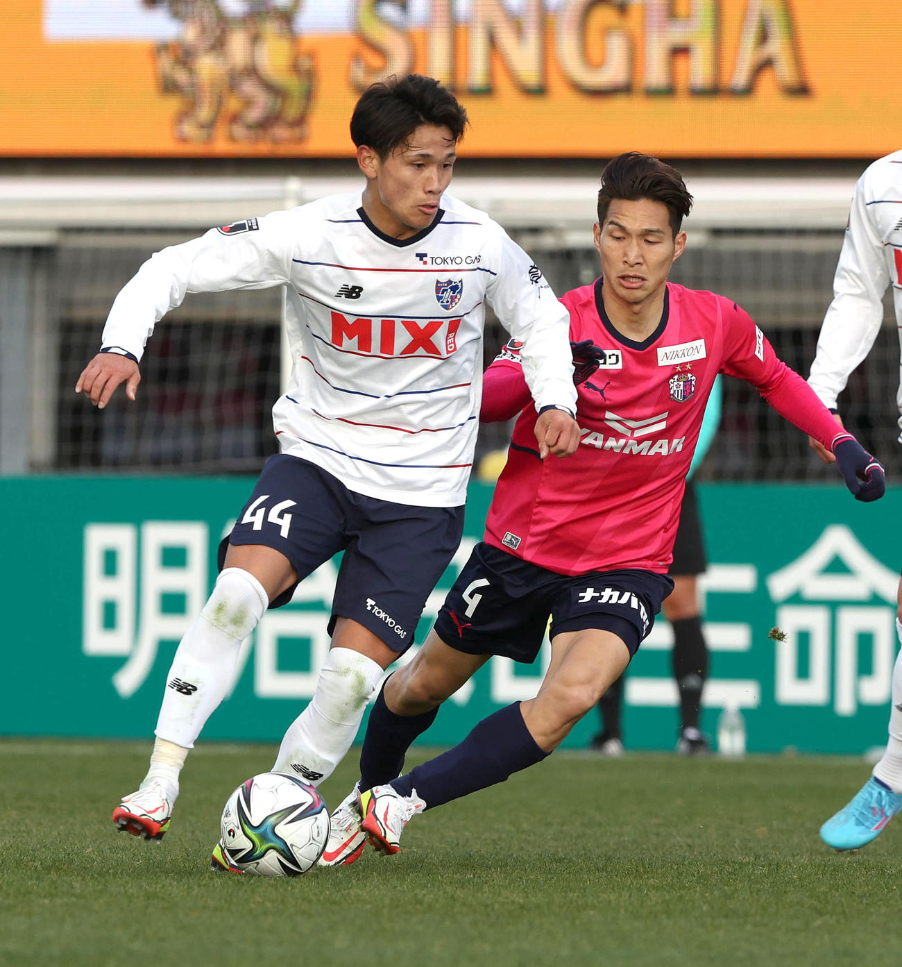 C大阪対FC東京　前半、ドリブルで攻め上がるFC東京MF松木玖生（左）（撮影・白石智彦）