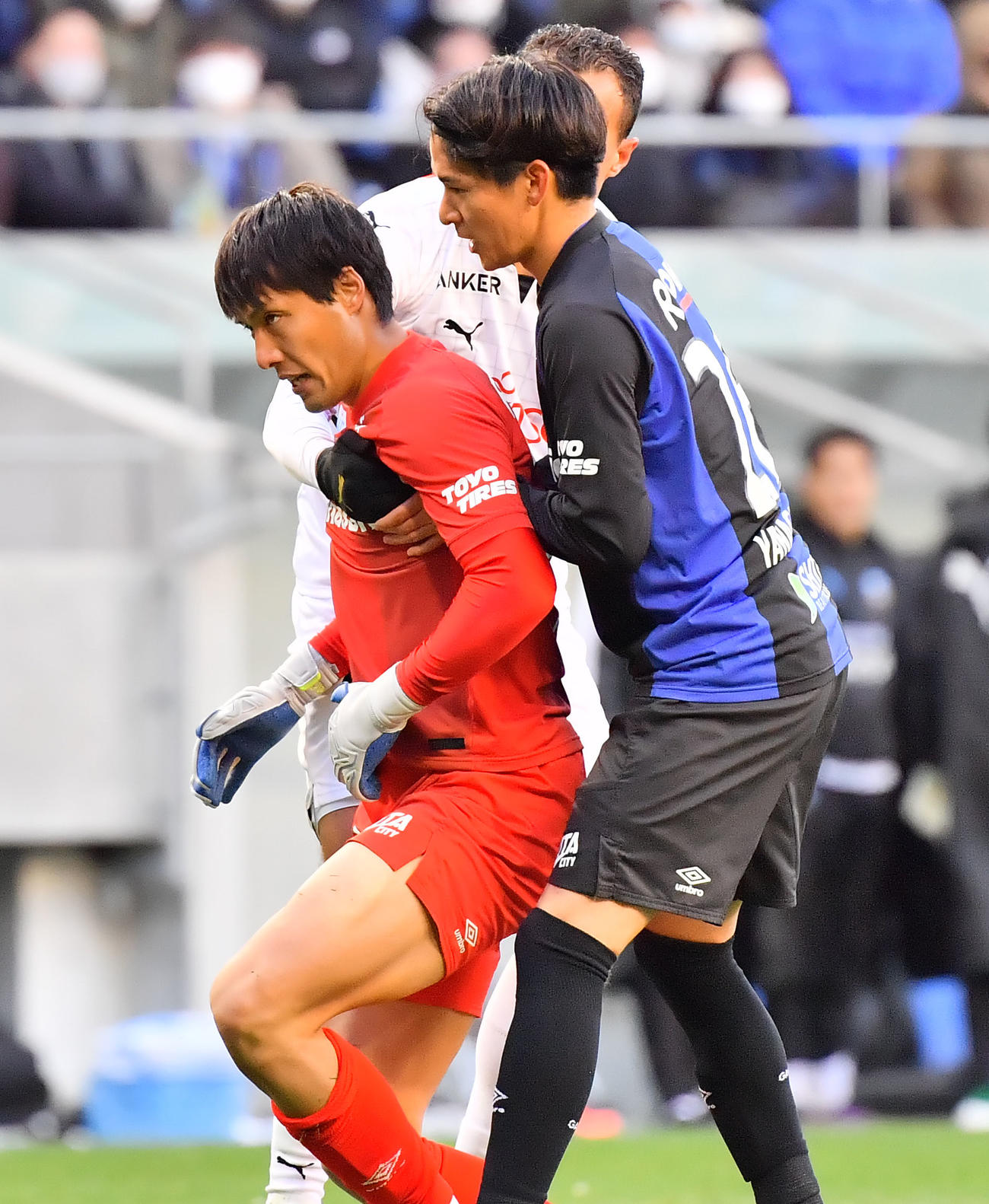 G大阪対川崎F　後半ロスタイム、同点ゴールを決めた川崎Fのレアンドロ・ダミアン（左）はミスをしたG大阪石川慧を慰める、右はG大阪柳沢亘（撮影・和賀正仁）