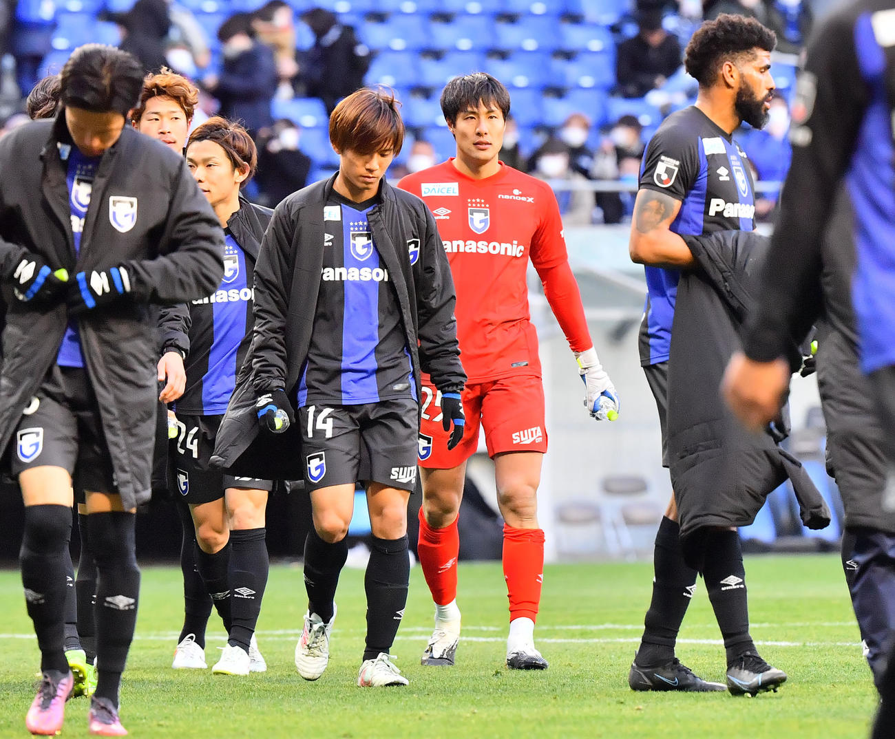 G大阪対川崎F　試合終了、うつろな表情であいさつに向かうG大阪石川（中央）（撮影・和賀正仁）