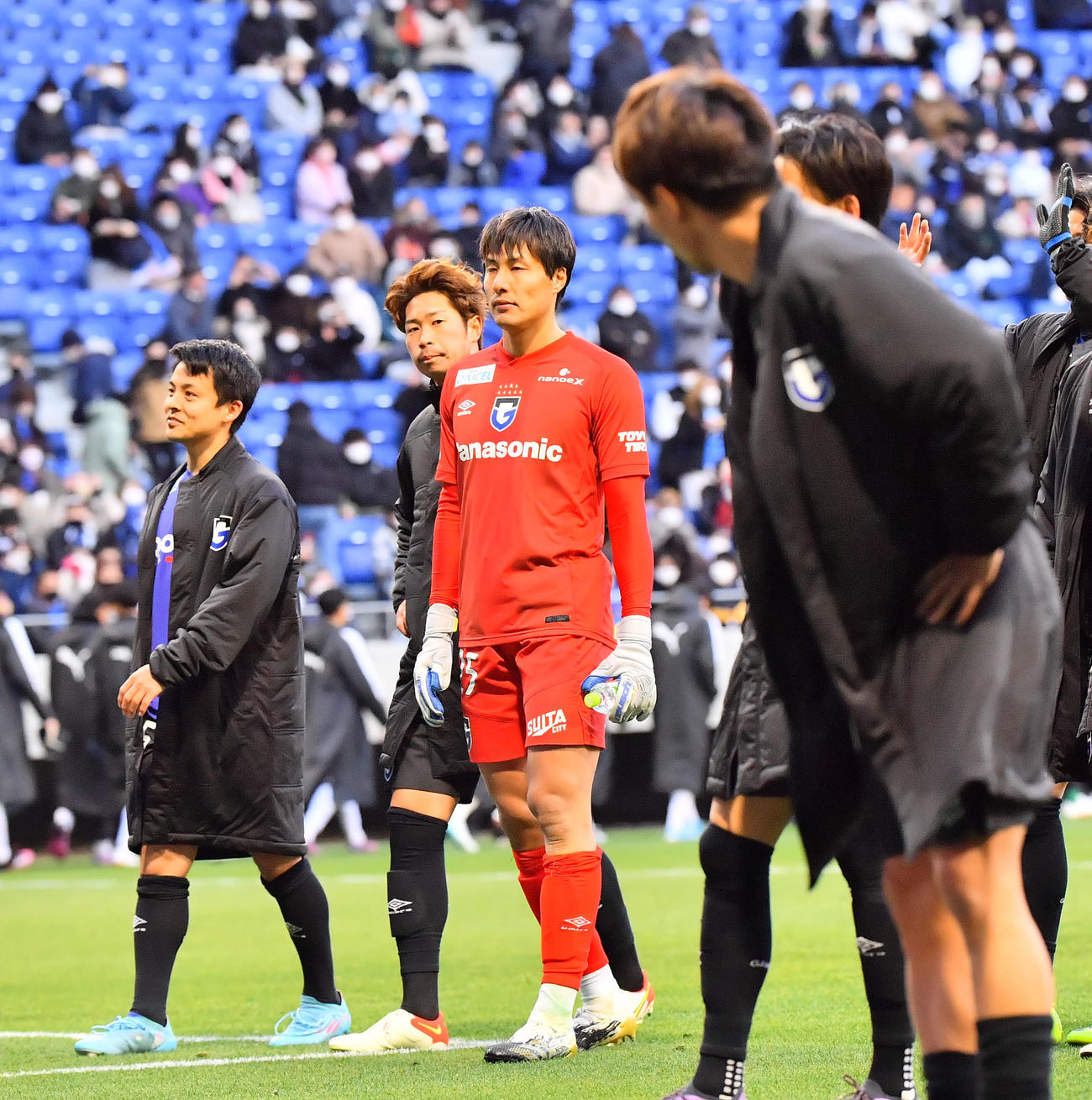 G大阪対川崎F　試合終了、うつろな表情であいさつに向かうG大阪石川（中央）（撮影・和賀正仁）