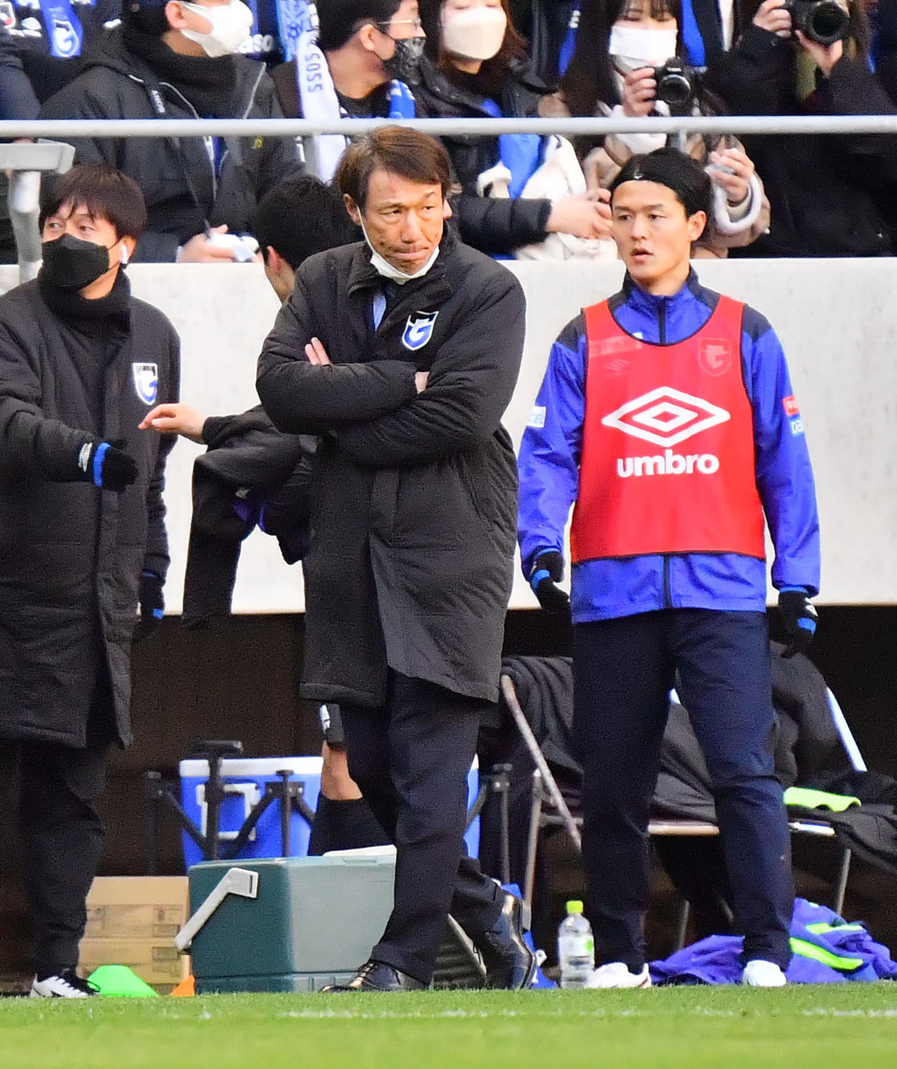 G大阪対川崎F　腕組みをして戦況を見るG大阪片野坂監督（撮影・和賀正仁）