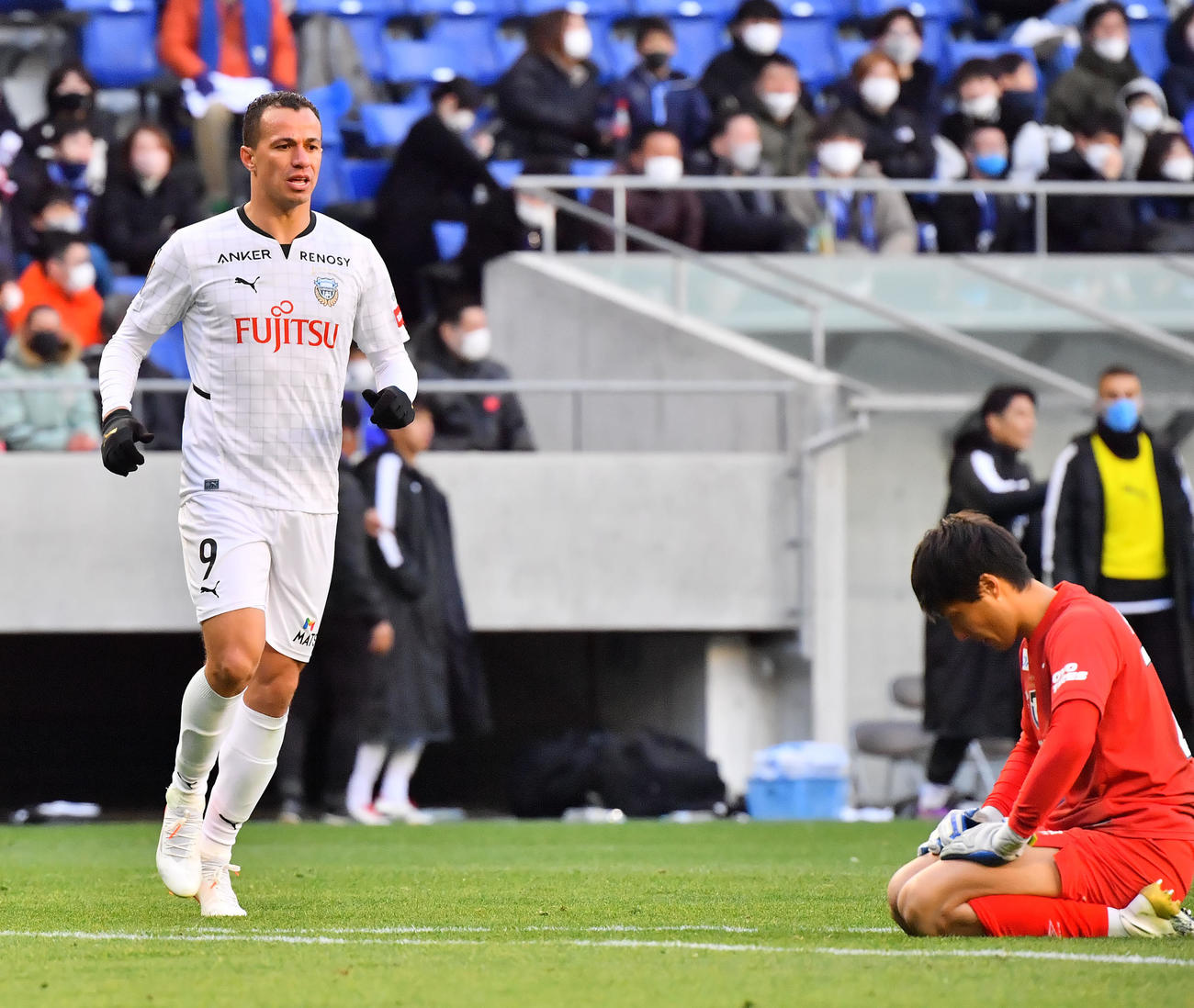 G大阪対川崎F　後半ロスタイム、同点ゴールを決めた川崎Fのレアンドロ・ダミアン（左）はミスをしたG大阪石川を慰める（撮影・和賀正仁）