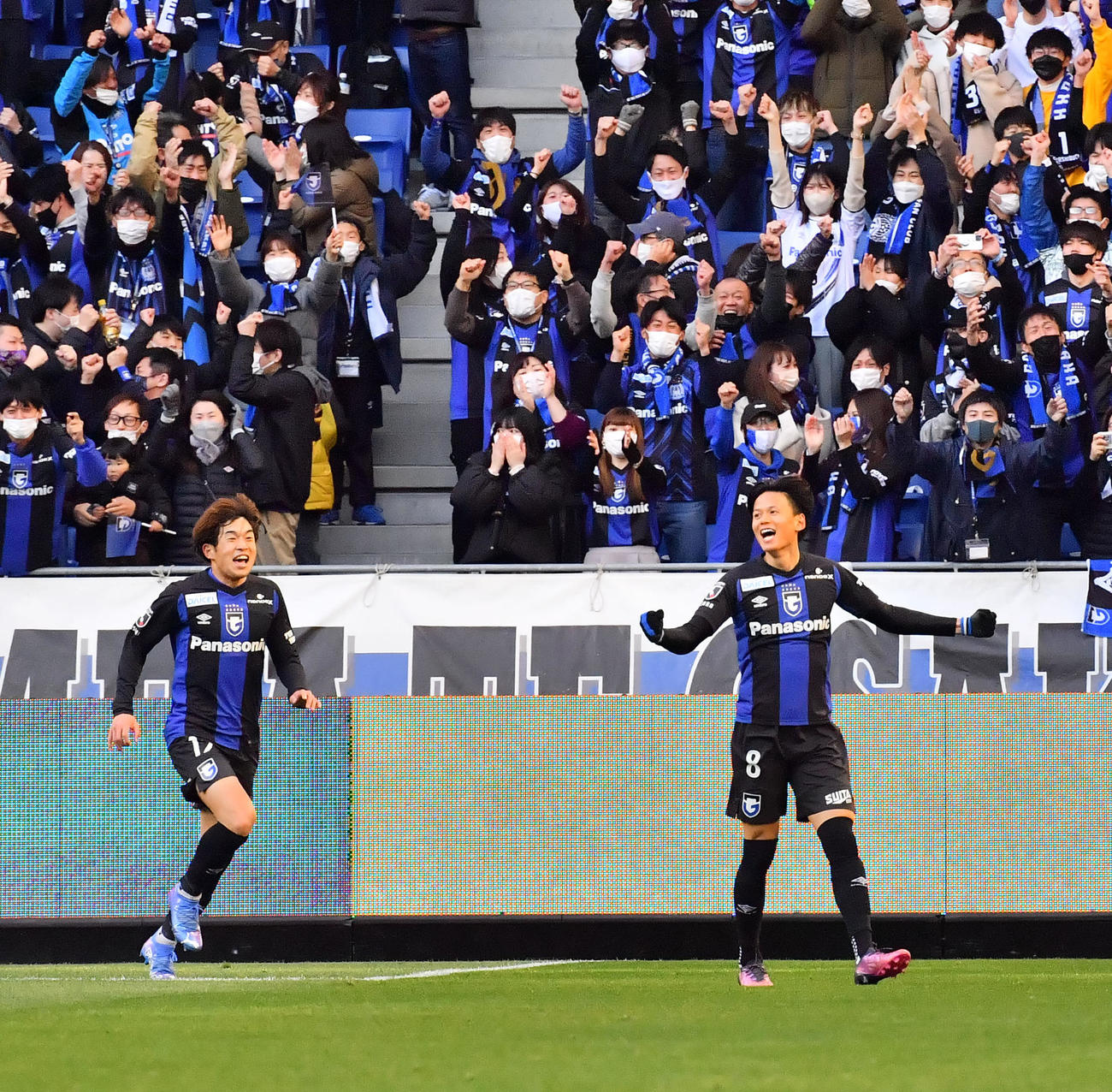 G大阪対川崎F　後半、ゴールを決めたG大阪小野瀬は両手を広げ喜びを表す、右はG大阪奥野（撮影・和賀正仁）