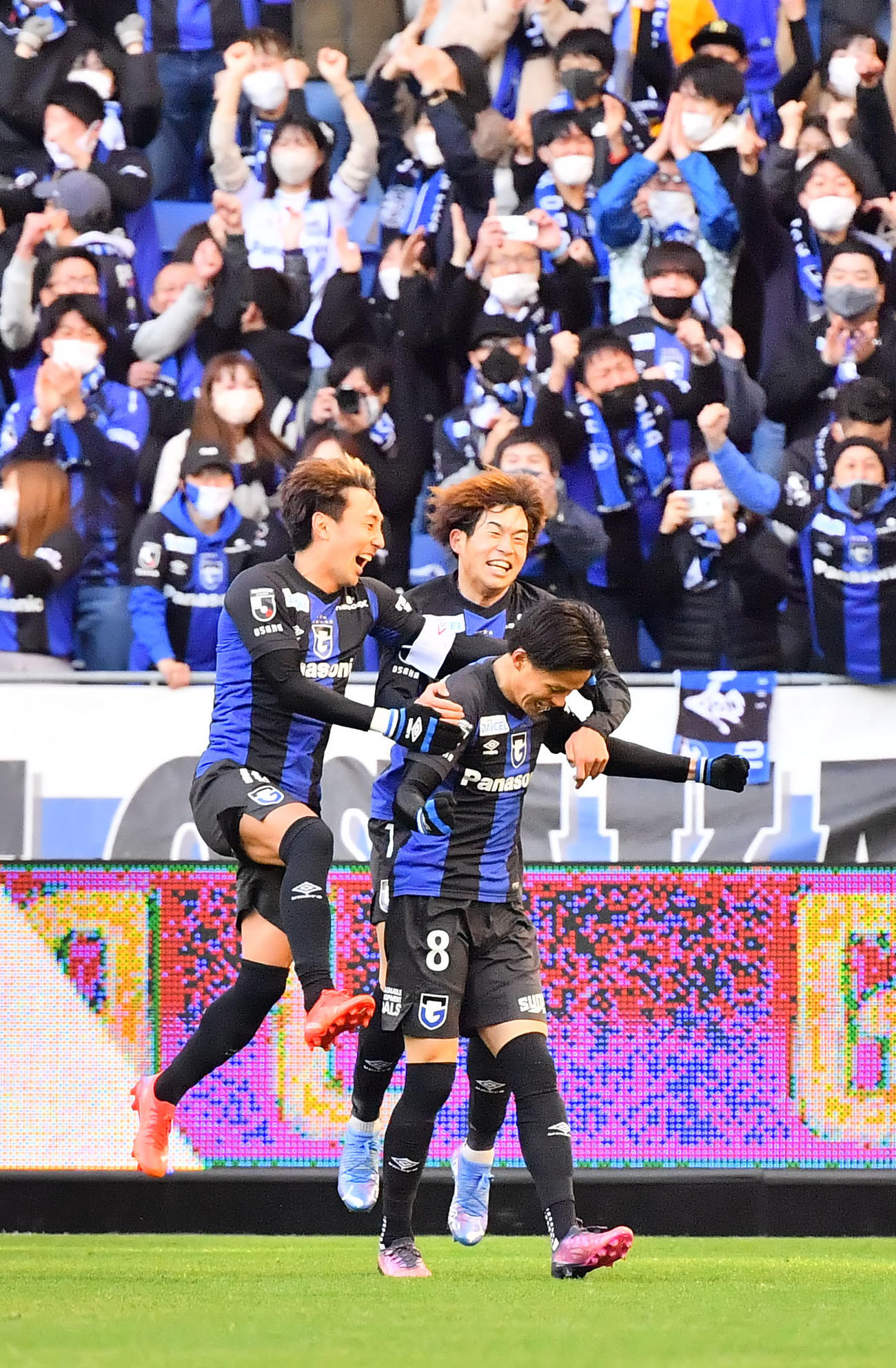 G大阪対川崎F　後半、ゴールを決めたG大阪小野瀬（右）はG大阪倉田（左）と奥野に祝福される（撮影・和賀正仁）