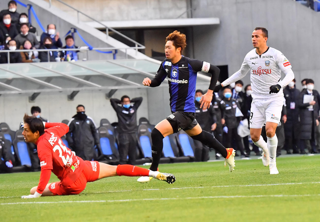G大阪対川崎F　後半ロスタイム、同点ゴールを決める川崎Fのレアンドロ・ダミアン（右）、左はG大阪石川（撮影・和賀正仁）