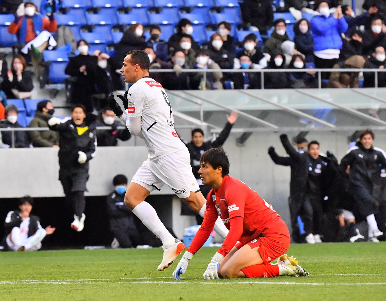 G大阪対川崎F　後半ロスタイム、同点ゴールを決める川崎Fのレアンドロ・ダミアン（右）、右はG大阪石川（撮影・和賀正仁）