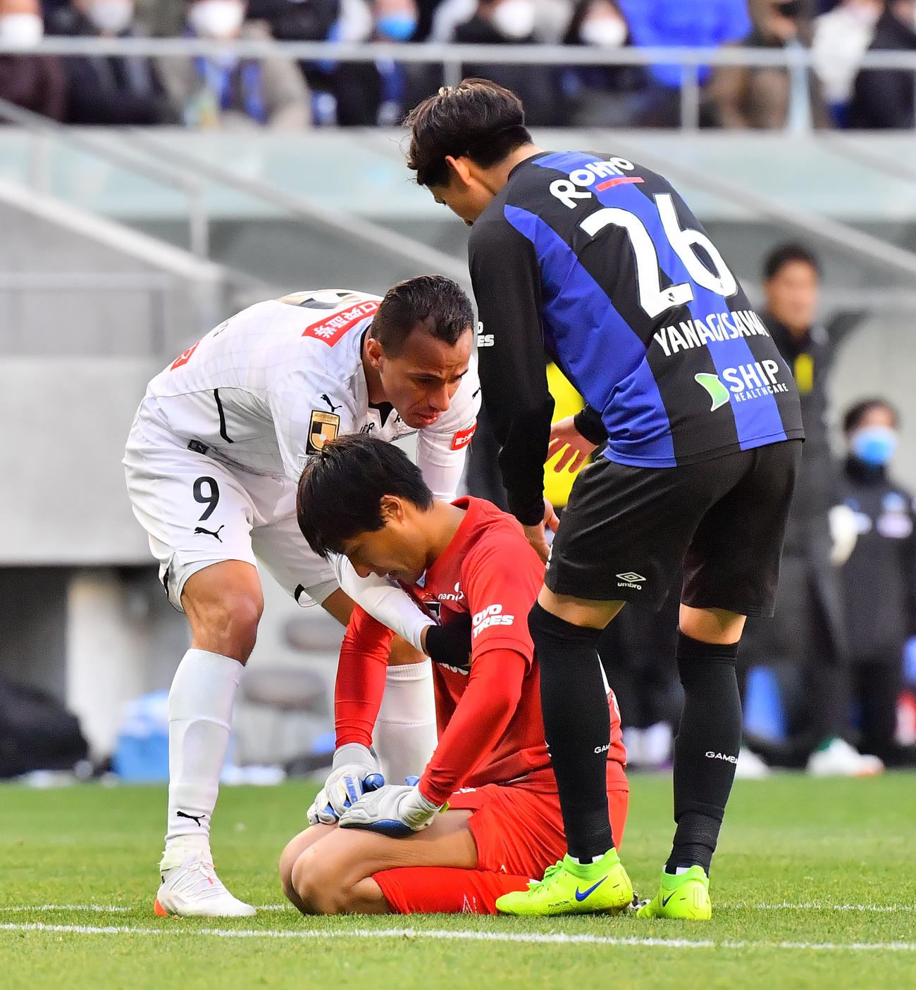 G大阪対川崎F　後半ロスタイム、同点ゴールを決めた川崎Fのレアンドロ・ダミアン（左）はミスをしたG大阪石川を慰める、右はG大阪柳沢