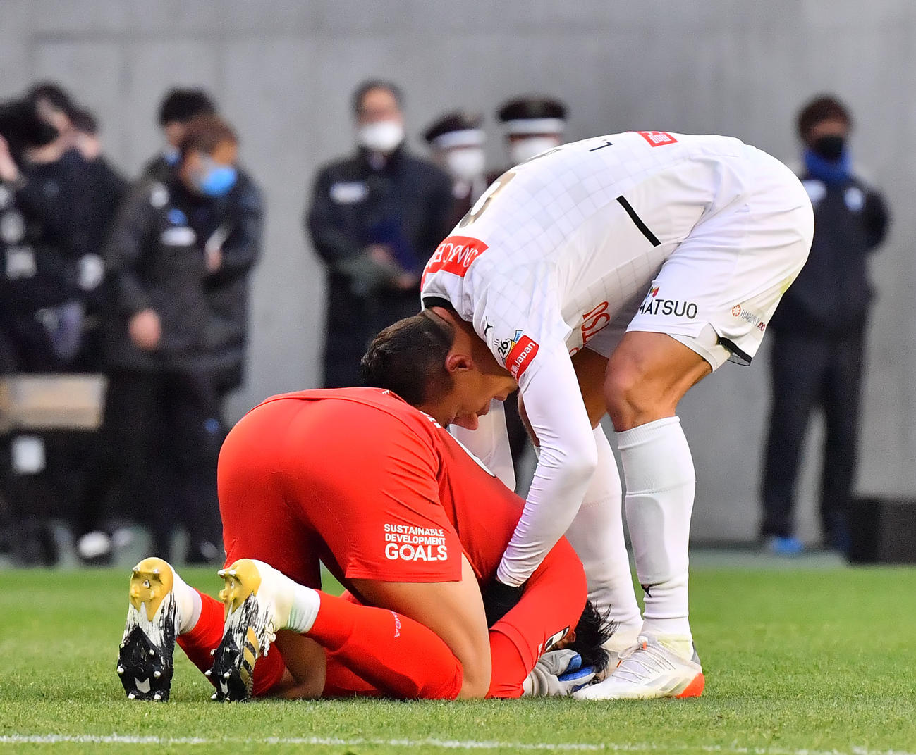 G大阪対川崎F　試合終了後も、川崎Fのレアンドロ・ダミアン（右）はミスをしたG大阪石川を慰める（撮影・和賀正仁）