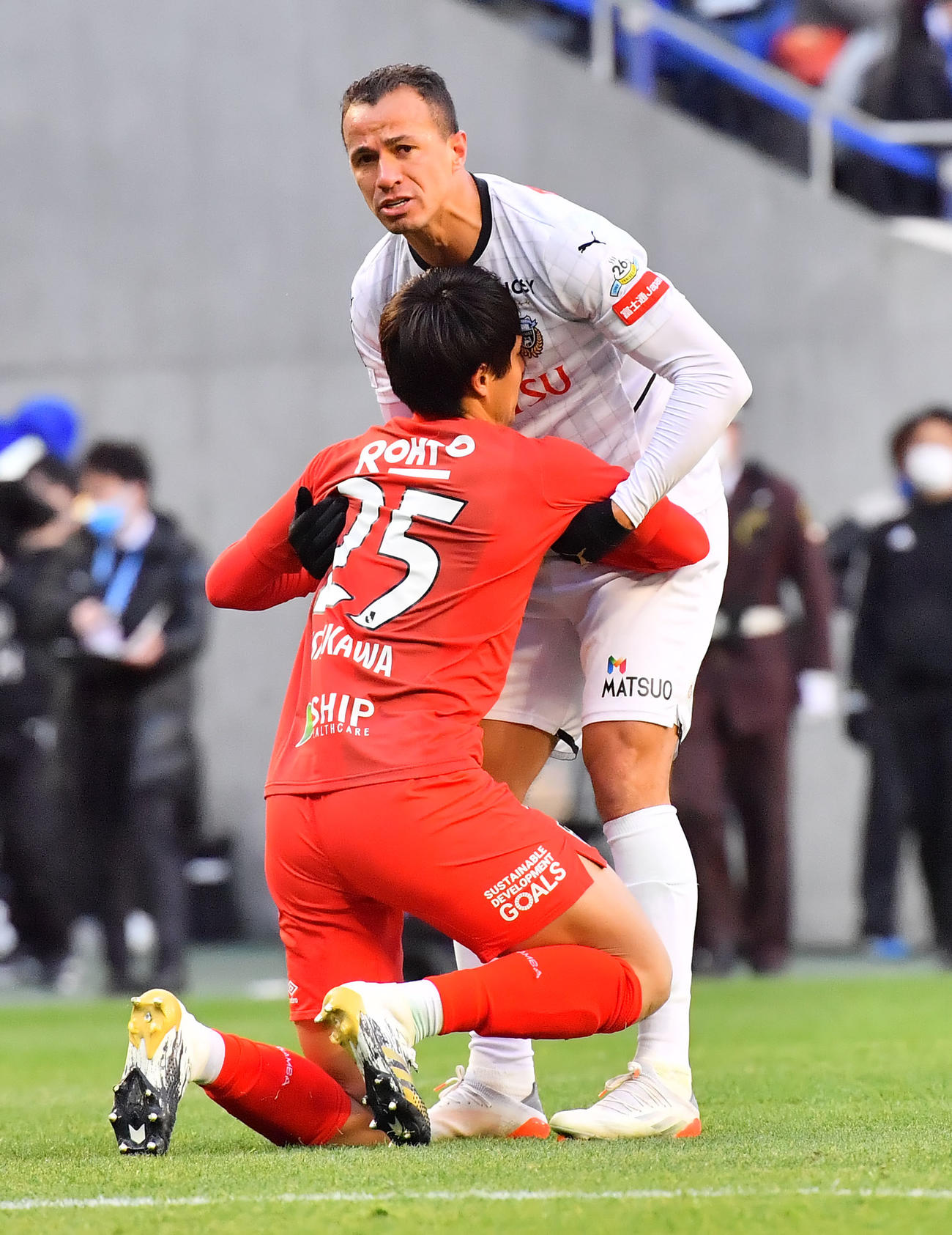 G大阪対川崎F　試合終了後も、川崎Fのレアンドロ・ダミアン（右）はミスをしたG大阪石川を慰める（撮影・和賀正仁）
